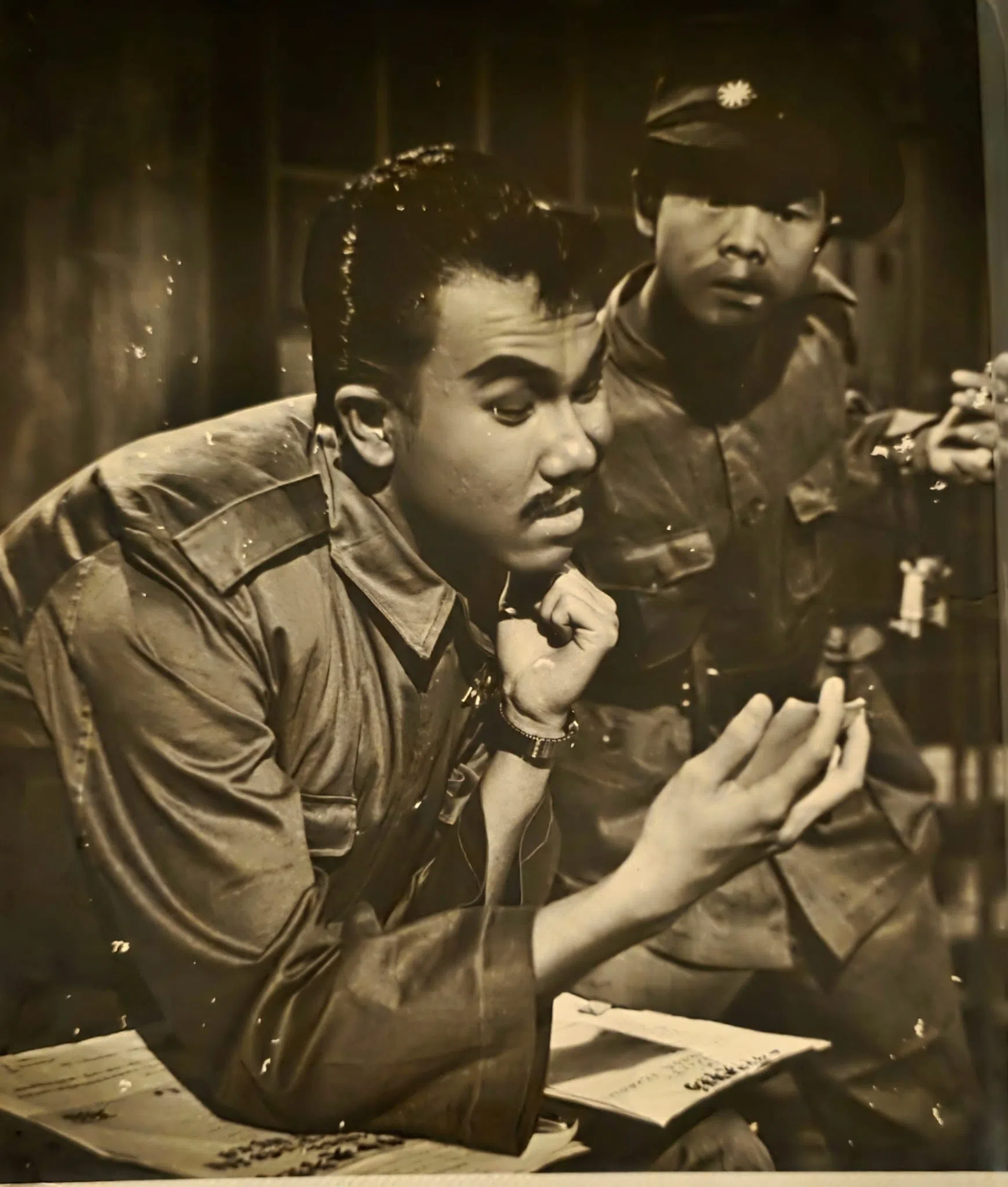 邬伟强在1968年参演儿童剧社舞台剧《表》，饰演好色贪婪的警官，本作后来拍成电视剧。（受访者提供）