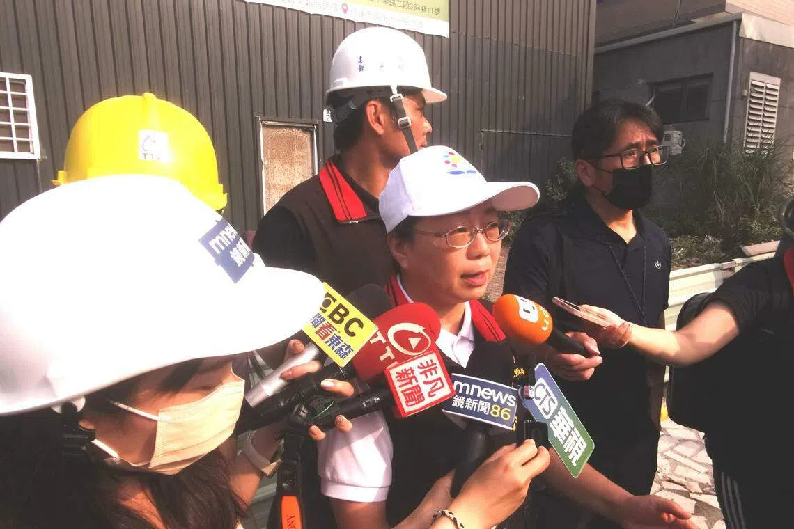 花莲县长徐榛蔚星期四（4月4日）说，北滨街大楼危及旁边居民和公共安全，决定连夜拆除，并启动住户后续安置。（温伟中摄）
