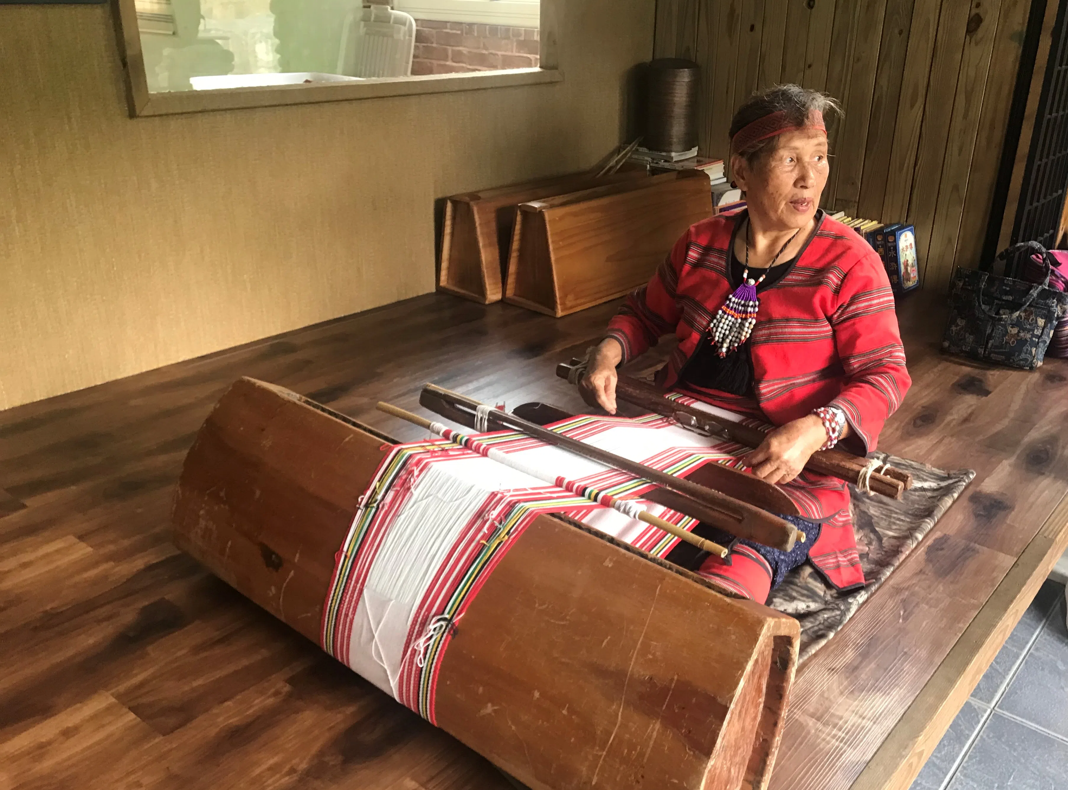 少数民族部落村民展示织布工艺。（许月英摄）