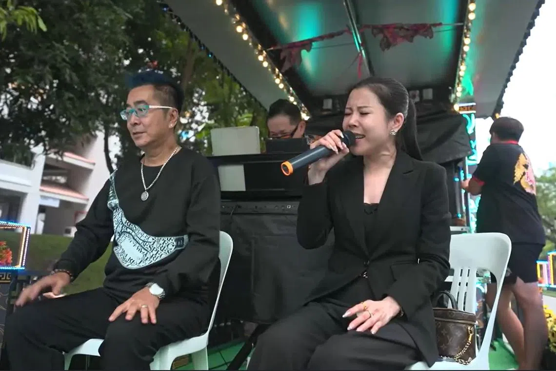 丧礼歌手婷婷在疫情前每月最多接八场丧礼演出，但现在已增至每月20多场。（视频截图）