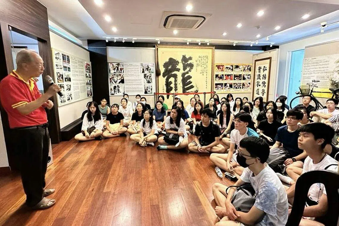 华侨中学高中部双文化学生参观沈慕羽书法文物馆。（华侨中学中国通识老师沈仪婷摄）