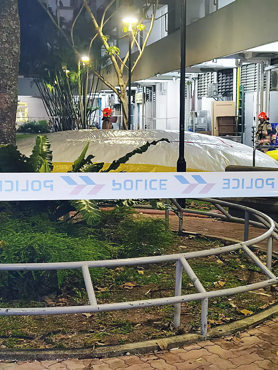 为安全起见，新加坡民防部队到场铺设安全气垫。（读者提供）