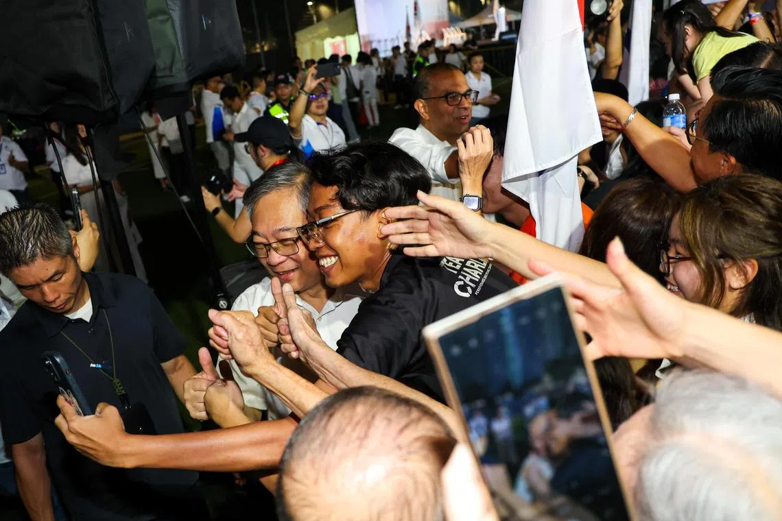 行动党榜鹅团队领军人物颜金勇（左二）星期四在群众大会与支持者合影。（林明顺摄）