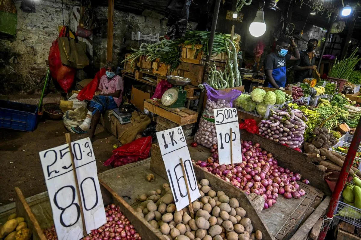 随着外汇枯竭、通货膨胀，斯里兰卡蔬菜的价格上涨超过50%。许多民众已无法支付日常所需的食物。（法新社）