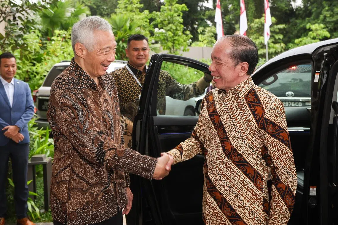 过去，李显龙资政（前左）与佐科（前右）分别担任新加坡总理和印尼总统期间，常保持密切往来，包括通过每年举行的新印领导人非正式峰会，推动深化新印双边合作。（数码发展及新闻部提供）