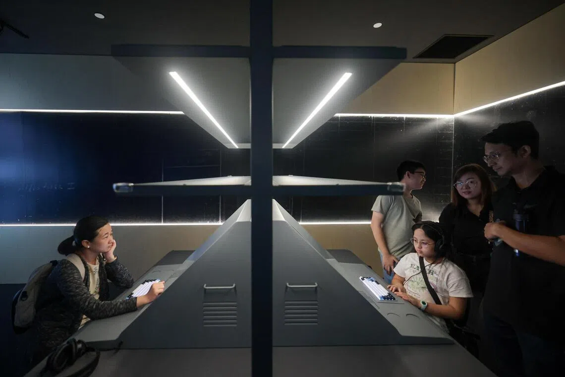 “《信天翁档案》：解密独立史”常设展设有互动元素，公众结束参观前可向人工智能驱动的“聊天书”提问。（李冠卫摄）