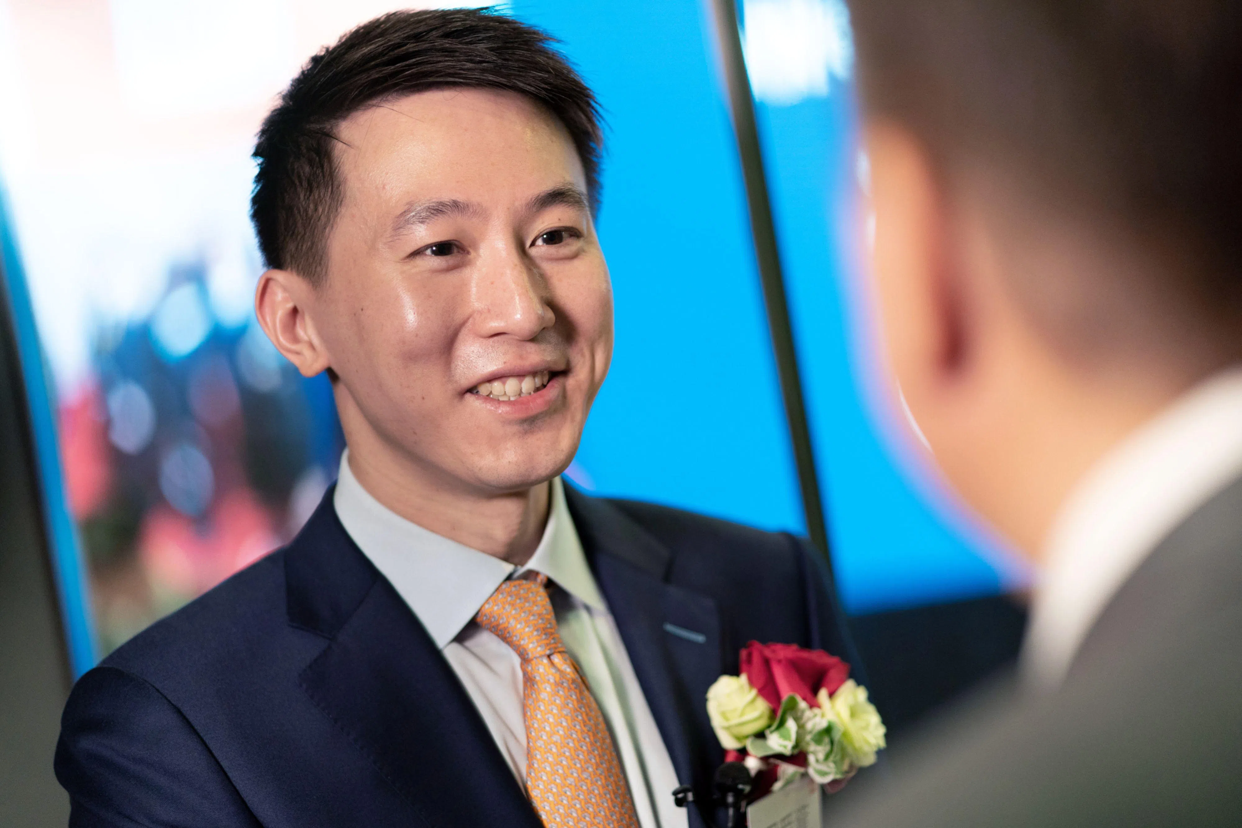 TikTok首席执行官周受资在星期四（12月18日）的内部备忘录中宣布，TikTok及母公司字节跳动已签署一项具有约束力的协议，将成立一家由美国投资者控股的美国合资企业。（彭博社）