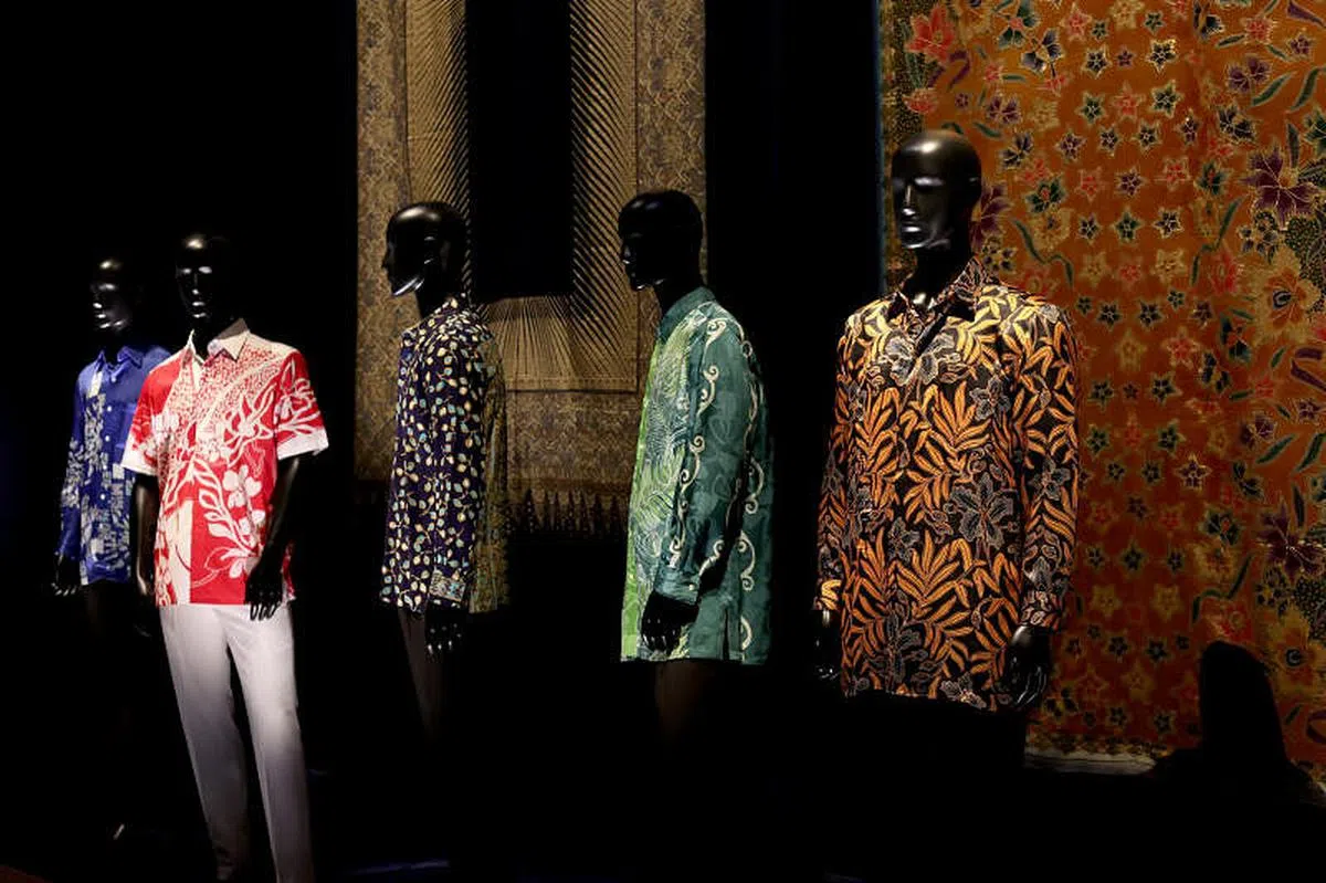 我国政要曾穿过的峇迪衬衫。左边两件是李显龙总理借展；右边两件则是前总理1994、1998年穿去APEC峰会的峇迪衫。（龙国雄摄）