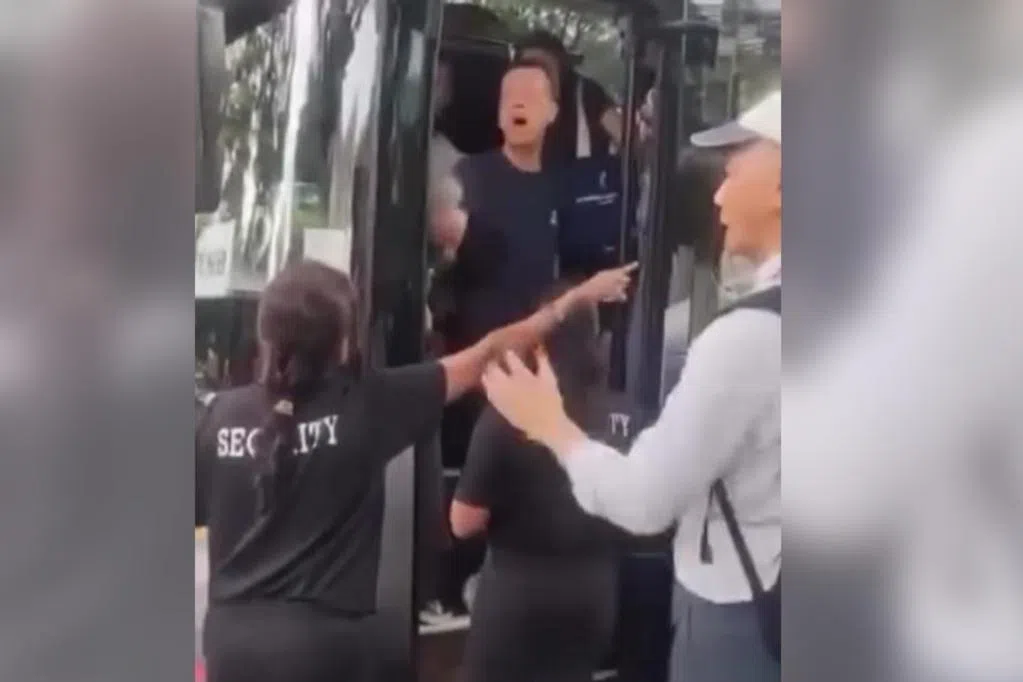 香港一所中学校长率团到新加坡交流期间，疑因旅游巴士停车问题，与两名保安人员发生激烈争执。他更被拍到当众爆粗辱骂对方，视频放上网后疯传，舆论哗然。香港教育局已要求有关校方就此提交详细报告，并展开调查。