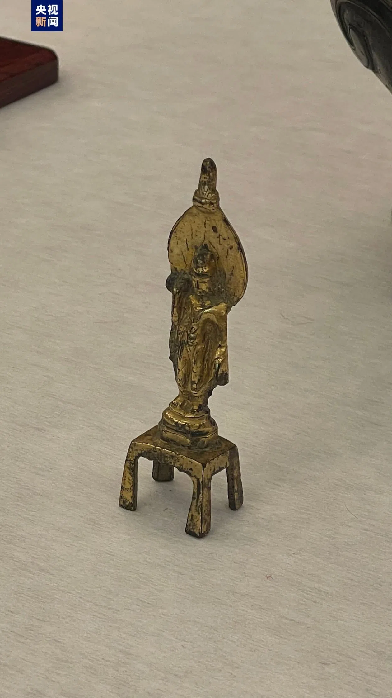 澳洲美术馆向中国返还的文物鎏金观音铜像，可追溯到唐代甚至北朝。（央视新闻）