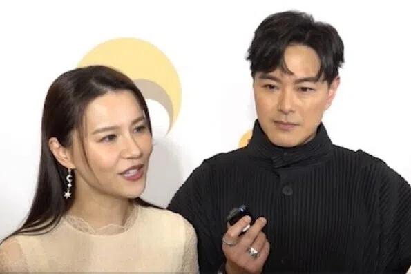 萧正楠与黄翠如夫妻29日出席活动，谈起许绍雄时难掩伤感。（明报新闻网视频截图）