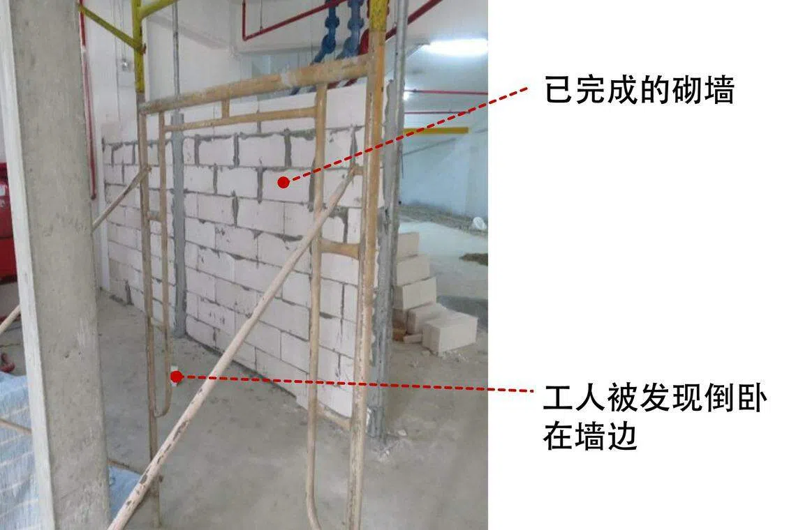 5月2日，工人在工地完成砌墙工作后，被发现倒卧在墙边，头部受伤，处于半昏迷的状态。（工作场所安全与卫生理事会提供）