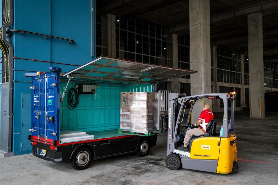 自驾电动货车能够减少碳排放和节省人力资源，司机可以重新调配到其他更有附加价值的配送工作。（叶振忠摄）