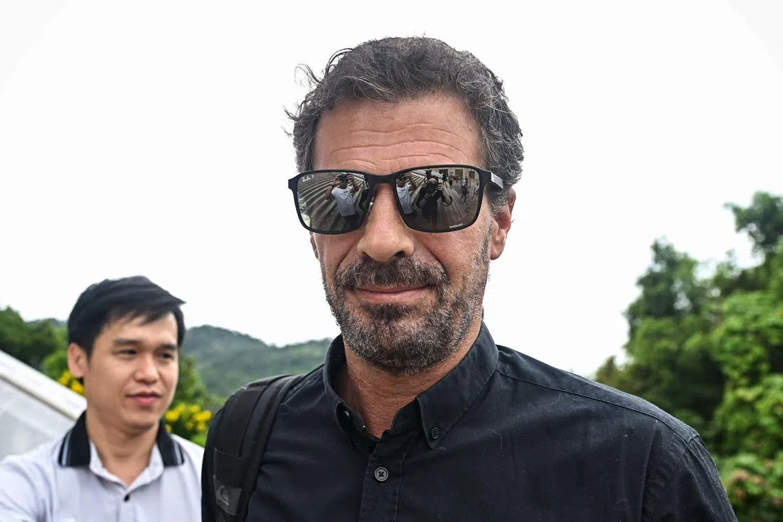 帕岸岛杀人肢解案被告丹尼尔的父亲桑乔，8月29日抵达苏梅岛的法院听取判决。（法新社）