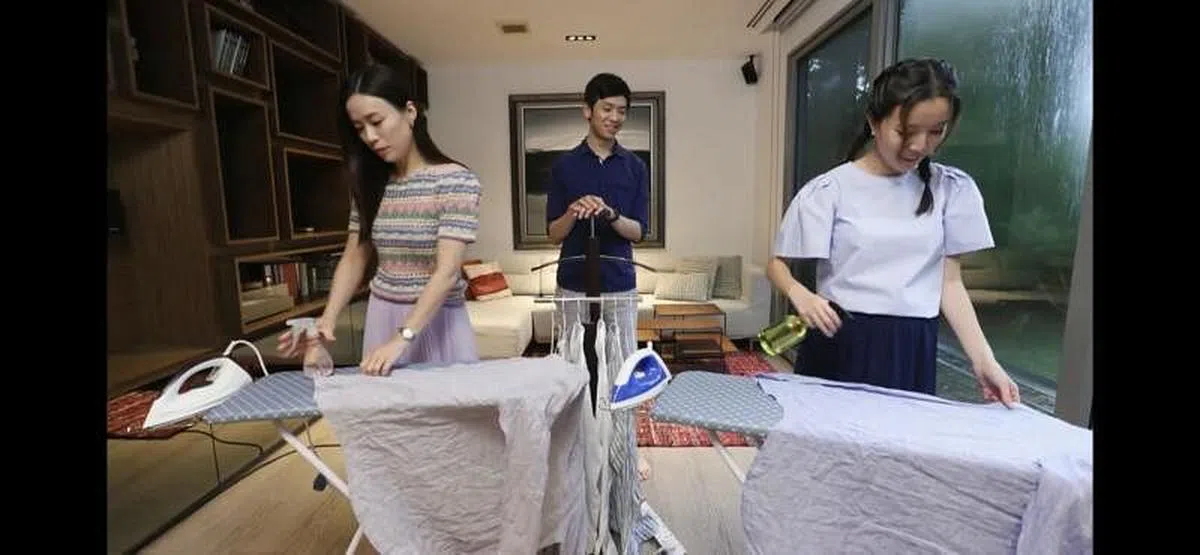 林慧玲（左）跟李安（右）在《幸福玲距离》比赛烫衣，李安的老公符策胜（中）当裁判。（视频截图）