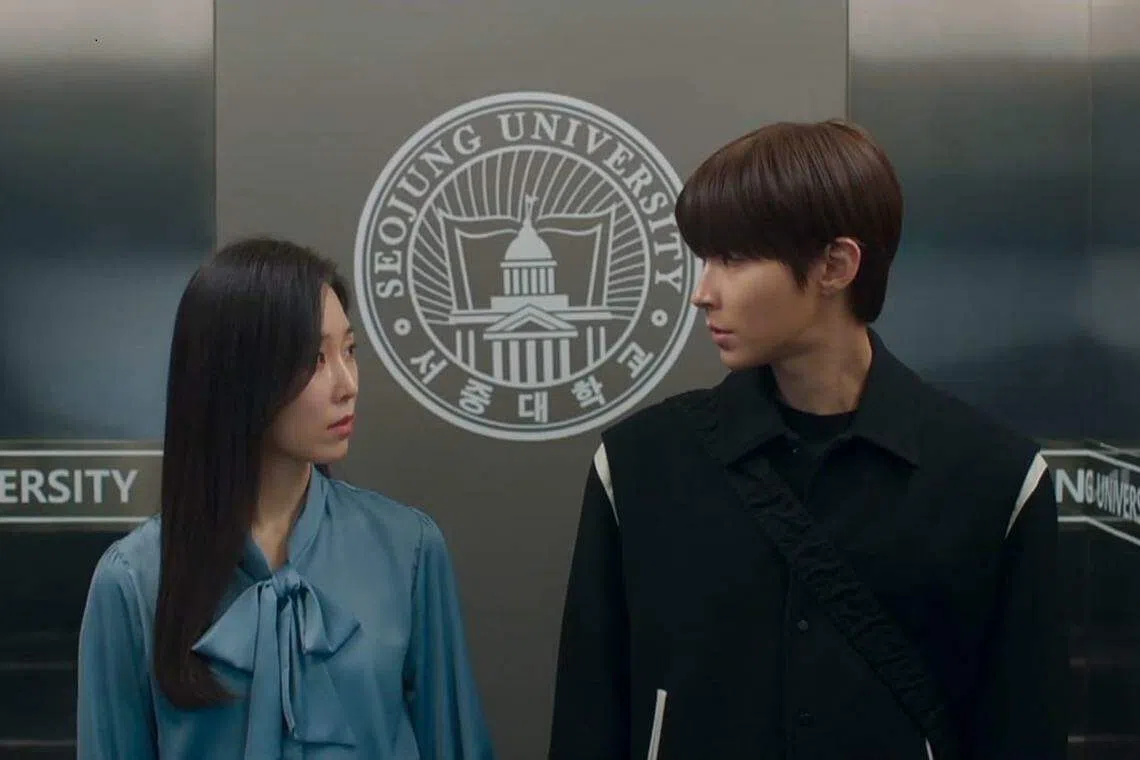 在《为何是吴秀才？》，徐玄振（左）被黄寅烨（右）的真心打动，开始修正人生并共谱师生恋。（互联网）