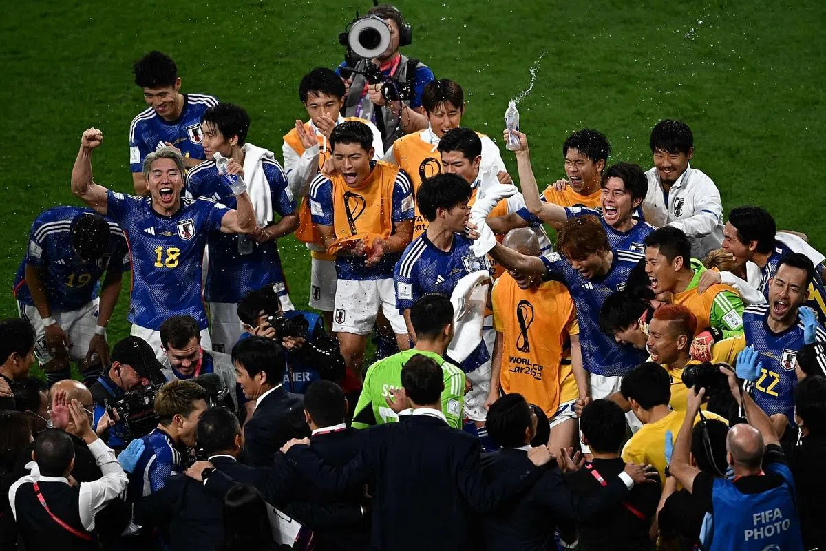 历来第一次战胜德国，日本球员们完场后兴奋庆祝。（法新社）