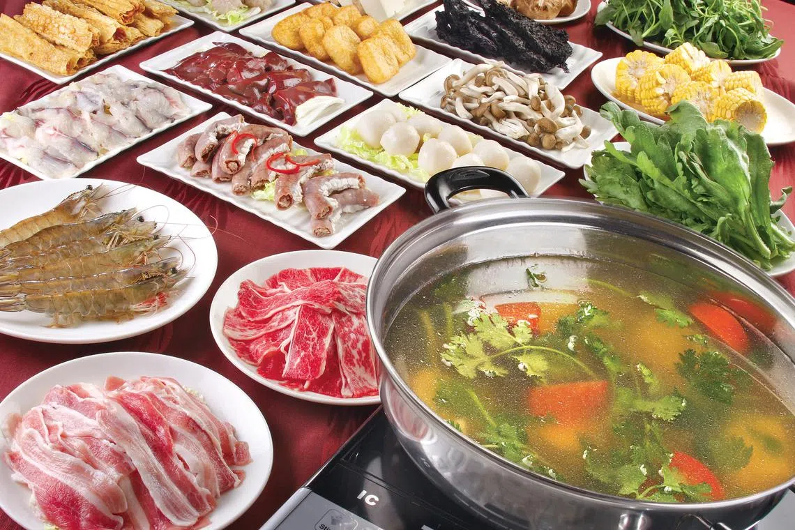 佳节吃火锅大餐，掌握“三少二多”原则——少脂肪、少盐、少糖、多蔬菜、多瘦肉。（档案照）
