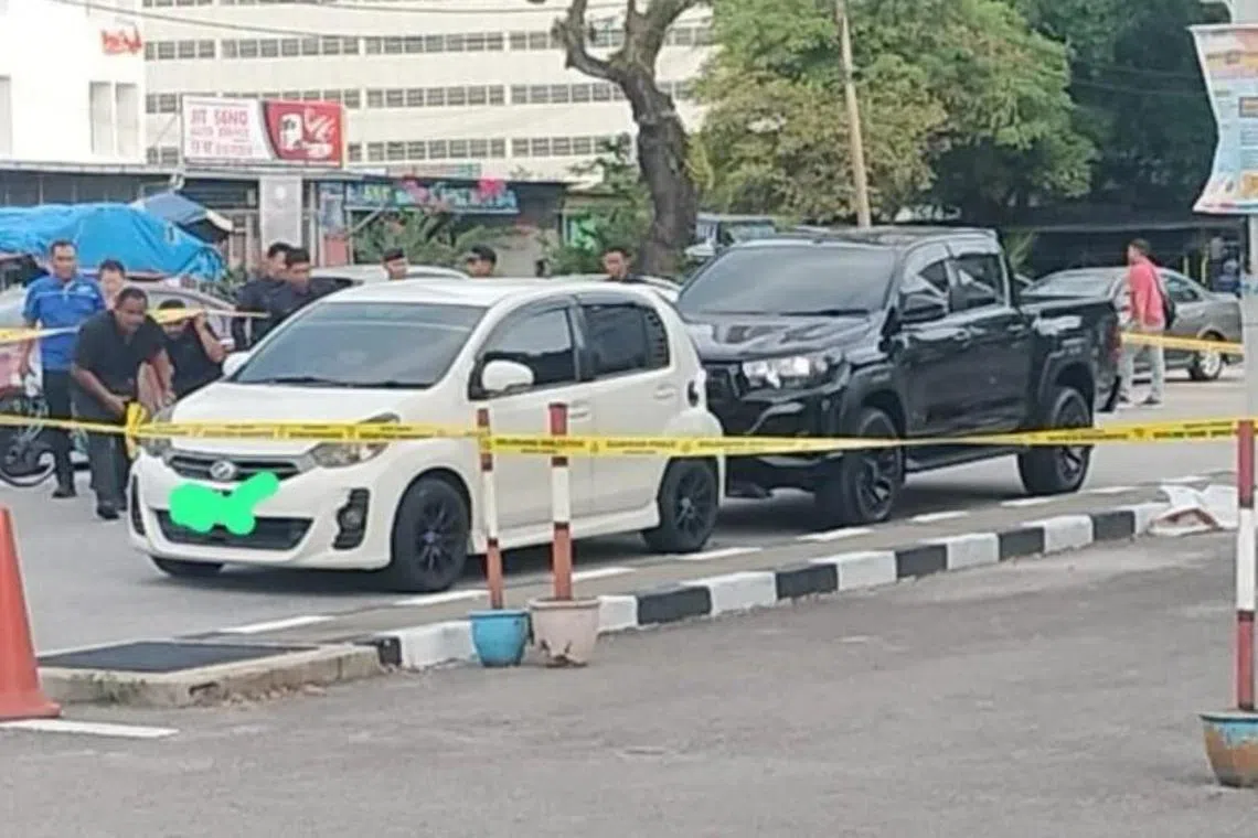 槟州北海一名男子星期二（7月1日）将黑色卡车停在学校外，准备接孩子放学时遇袭。警方事后拉起封锁线展开调查。（光明日报）