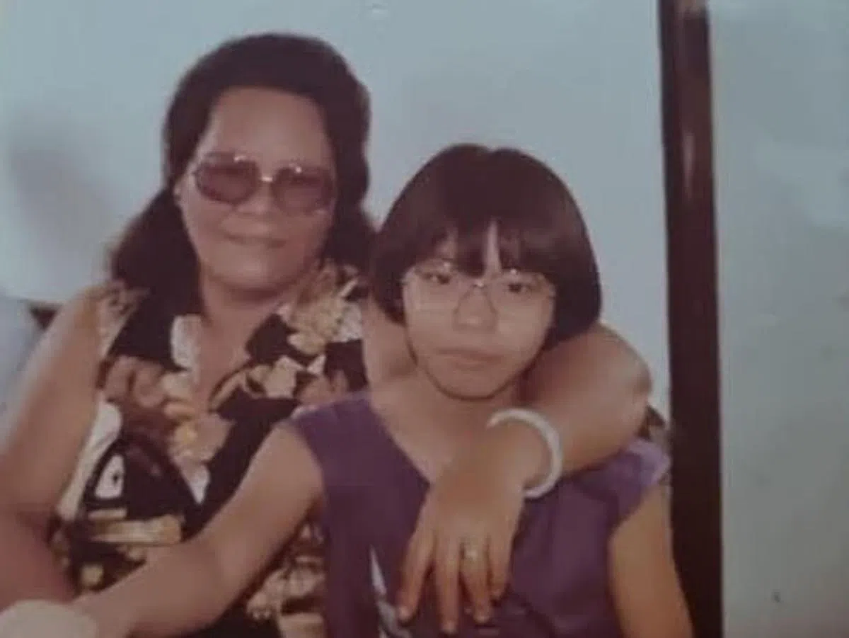 梁月碧的母亲庄巧惜（左）生前的照片。（受访者提供）