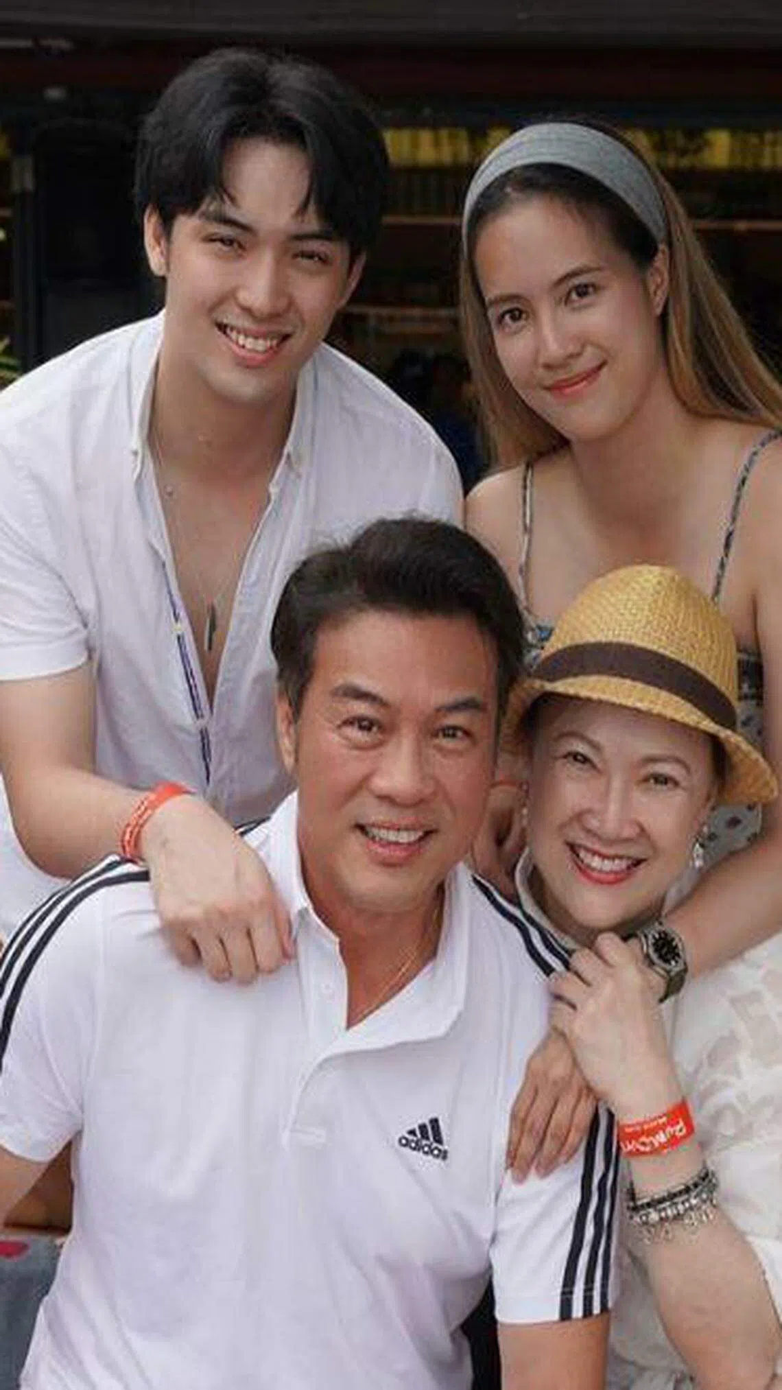 郑凯介（后排左）进军乐坛，爸妈郑各评、洪慧芳（前排）和姐姐郑颖（后排右）都给予支持。（取自郑凯介IG）