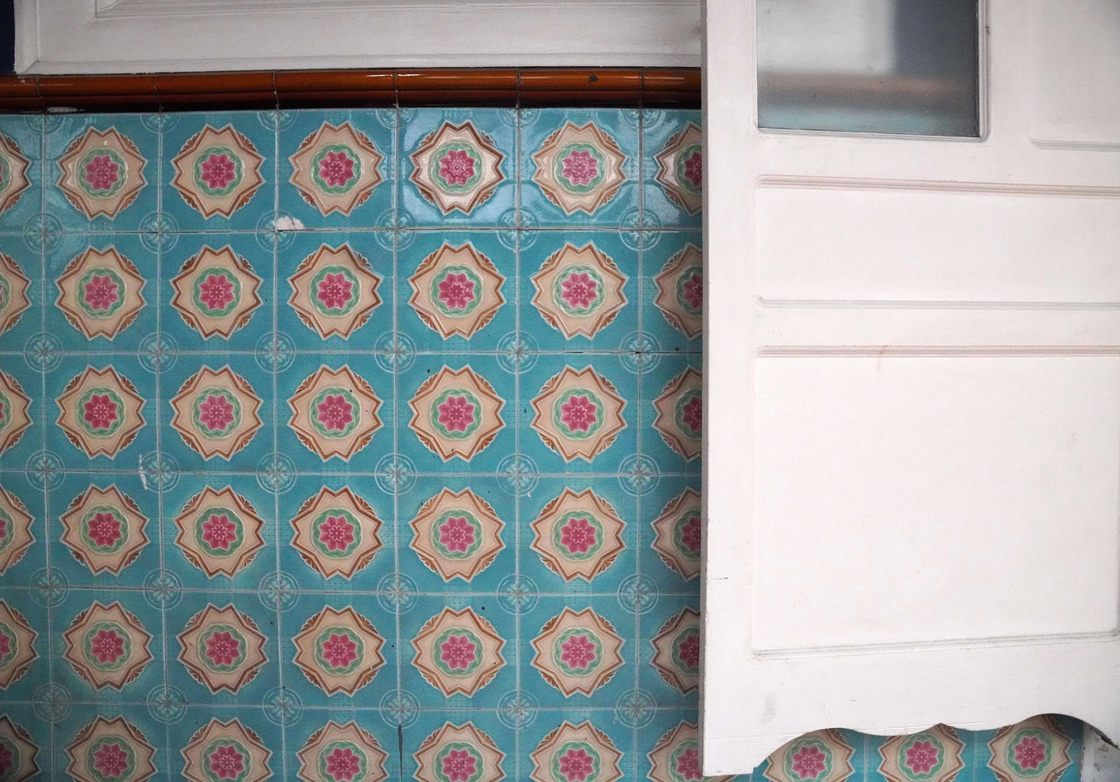 蓝色背景和红色花卉构图墙砖，属于娘惹风格，大方又低调。（安祥路）