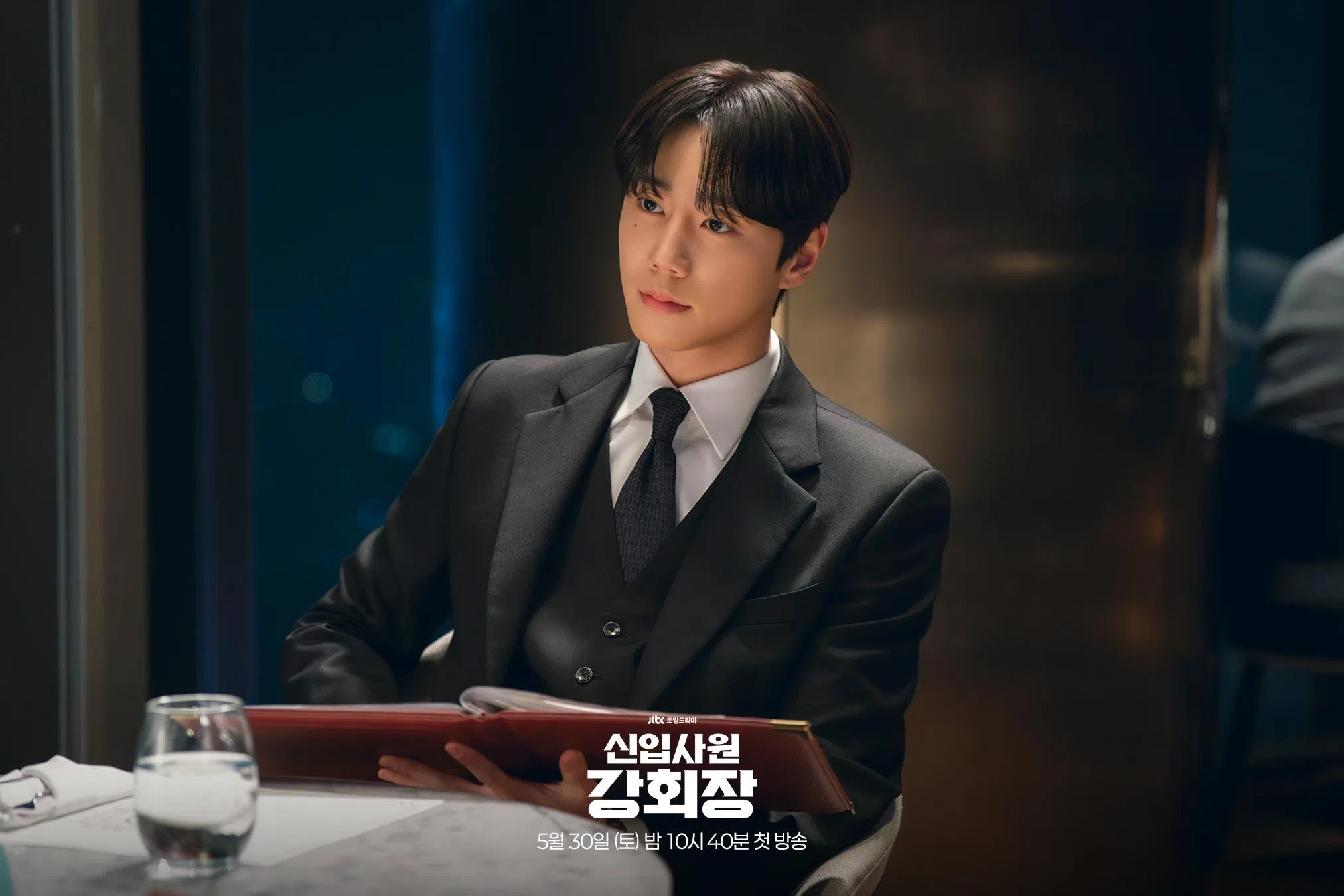 李濬荣在《新进社员姜会长》中挑战一人分饰两角。（取自JTBC Drama脸书）