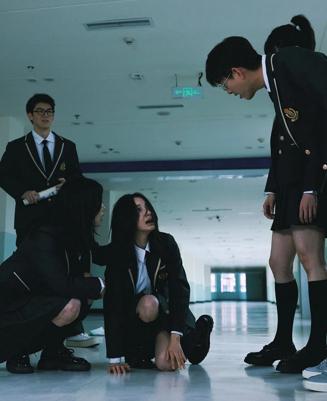 卜冠今在《盲盒》的“夏令营”单元中饰演温顺优秀的学霸林雅静，在高中时期遭遇校园霸凌后被迫退学。（取自剧集微博）