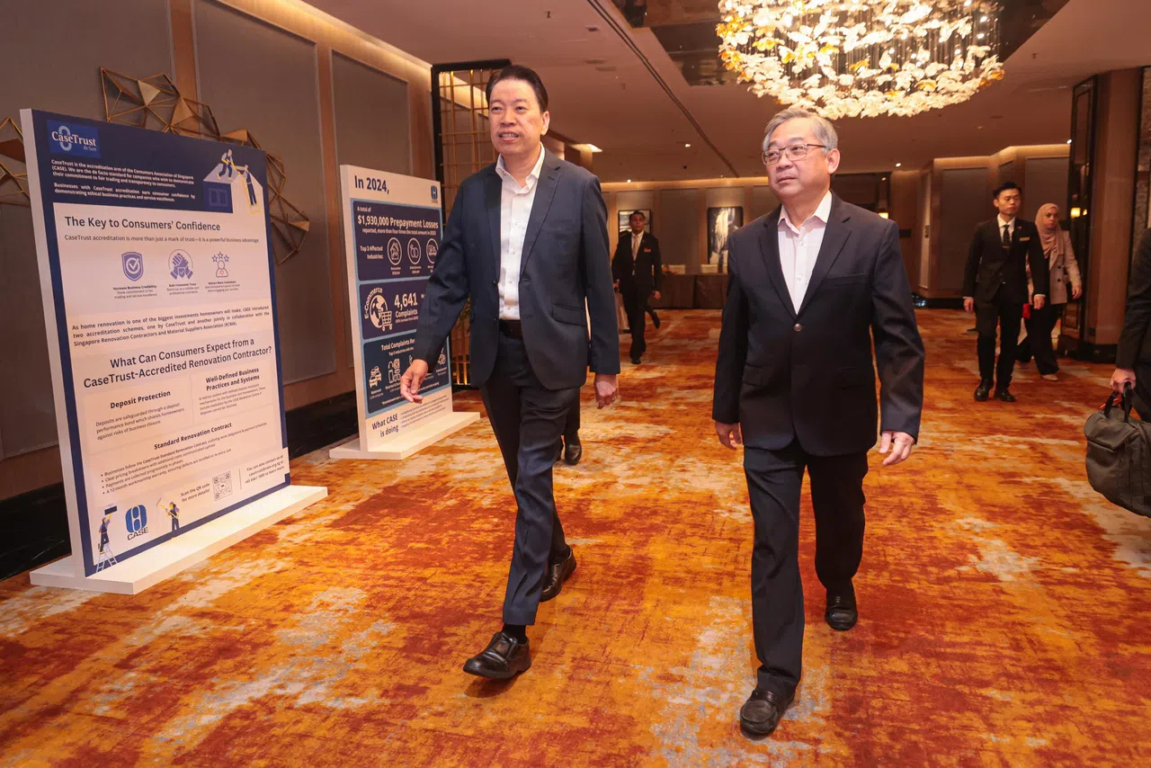 副总理兼贸工部长颜金勇（右）与消协会长杨益财星期六出席消协慰劳晚宴。晚宴是配合3月15日世界消费者权益日而举行的。（李冠卫摄）