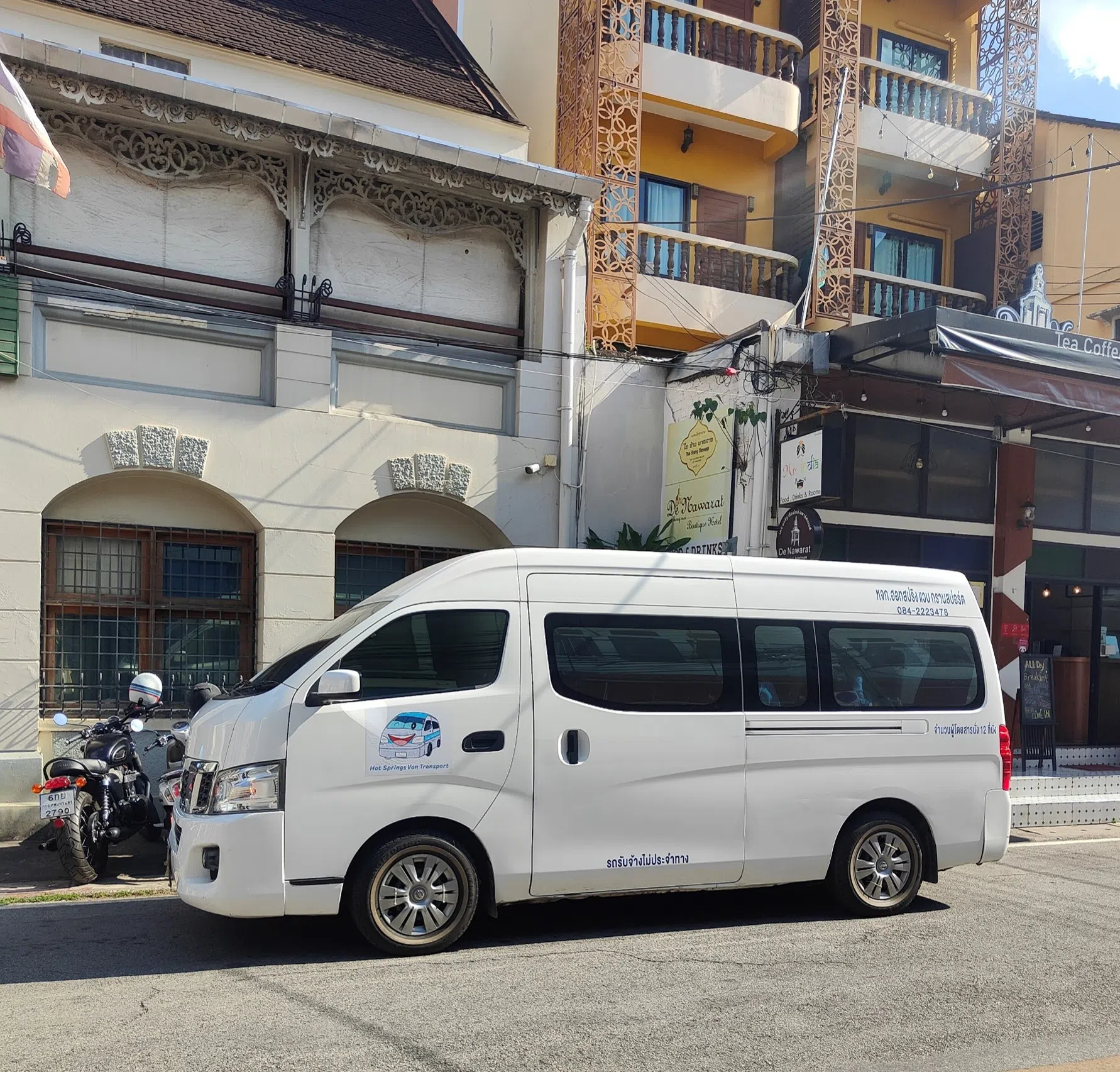 前往蒙占山的面包车。（陈默汎摄）