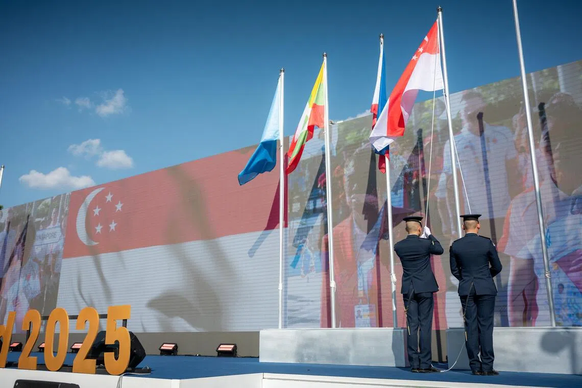 我国国旗随着在现场演奏的国歌冉冉升起。（新加坡全国奥林匹克理事会提供）