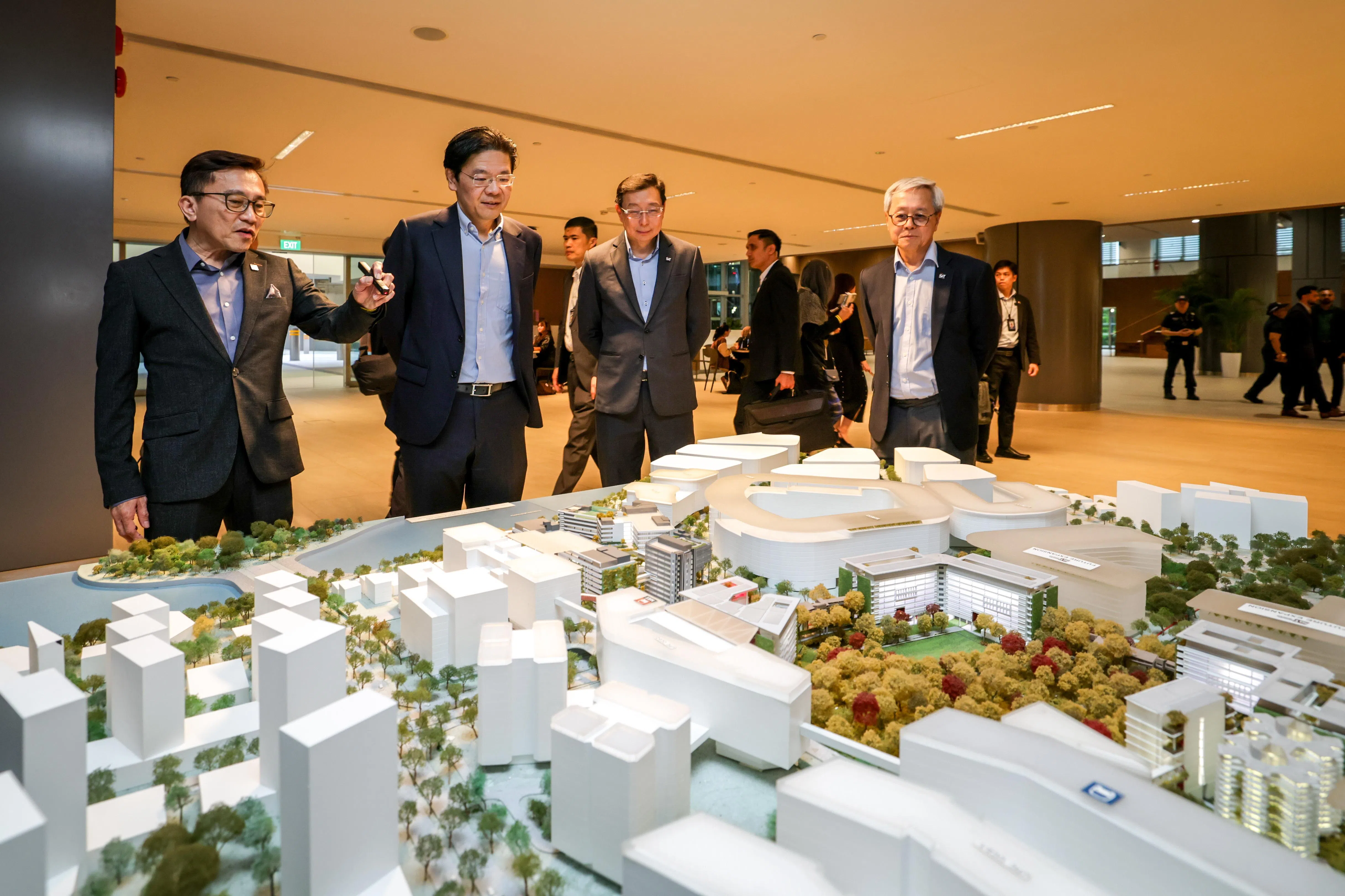 总理黄循财（左二）在新工大校长蔡其昌教授（右一）的陪同下，了解这所大学的设计概念。位于榜鹅数码园区的新工大占地9.1公顷，分为东区和西区校园。（叶振忠摄）