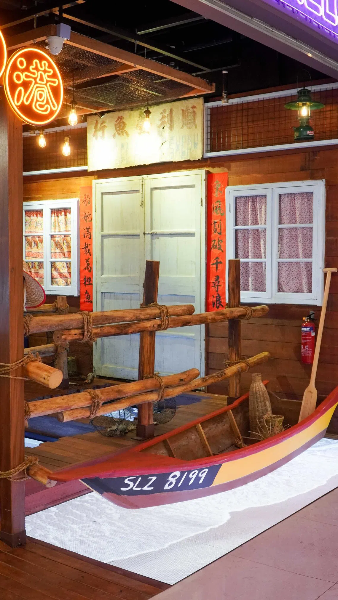 扬名海鲜港营造奎笼和浮脚屋气氛，很适合打卡。（餐馆提供）