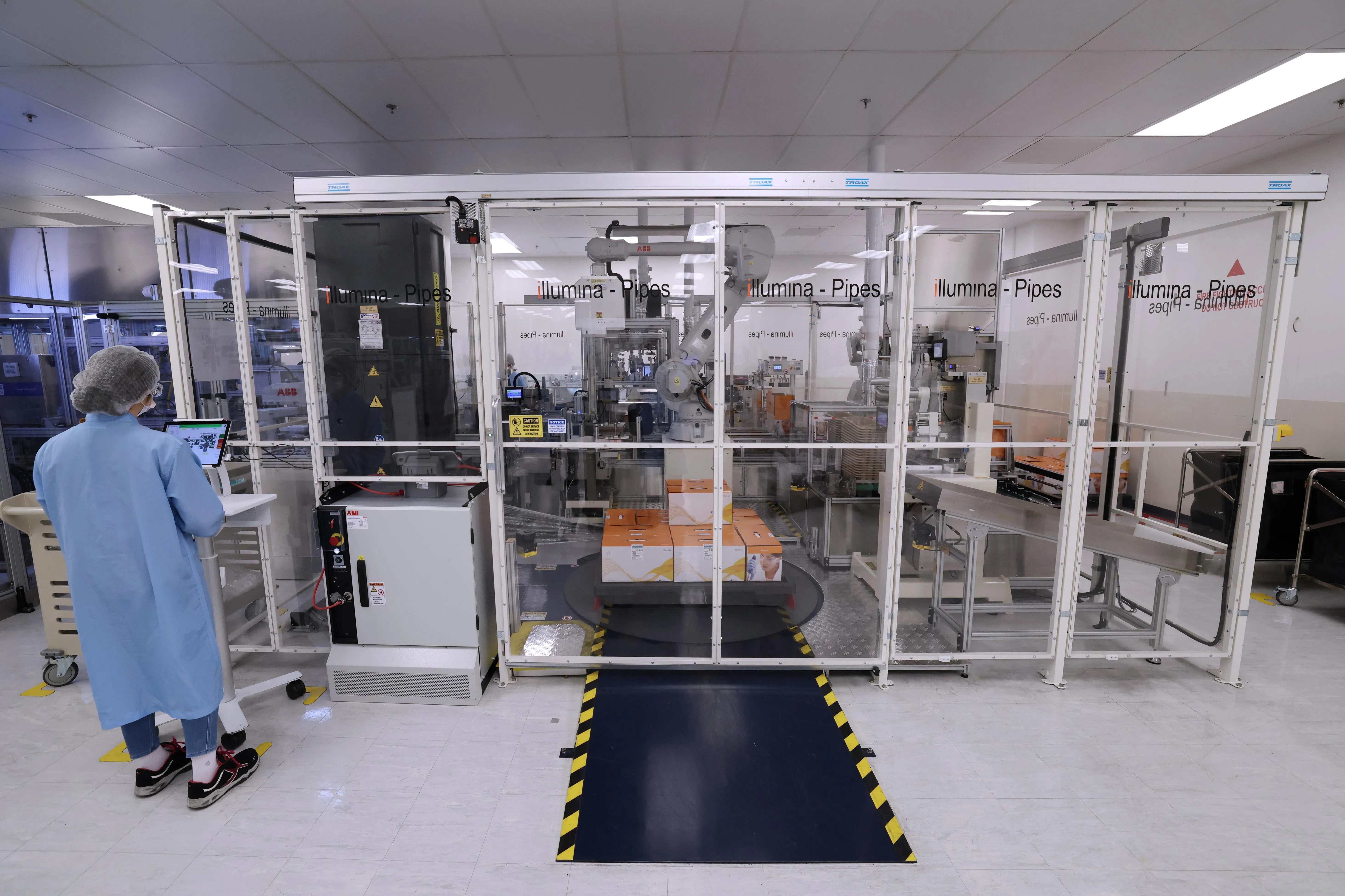 机器人手臂在个别的透明隔离空间内操作时，门无法打开，以保障操作员安全。（梁麒麟摄）