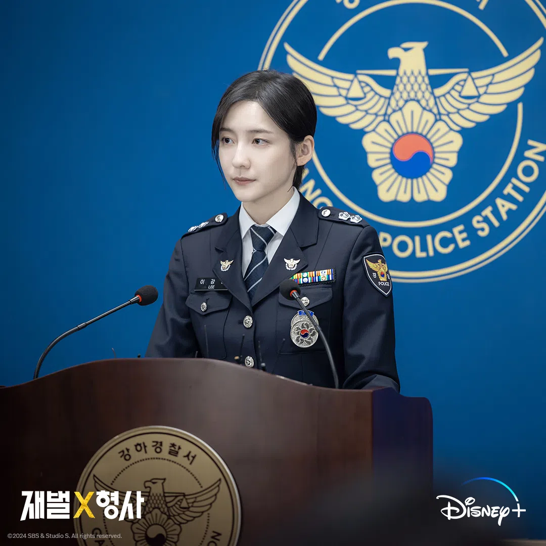朴智贤在剧中饰演警察局组长，因身材太单薄被要求增重。（取自Disney+IG）