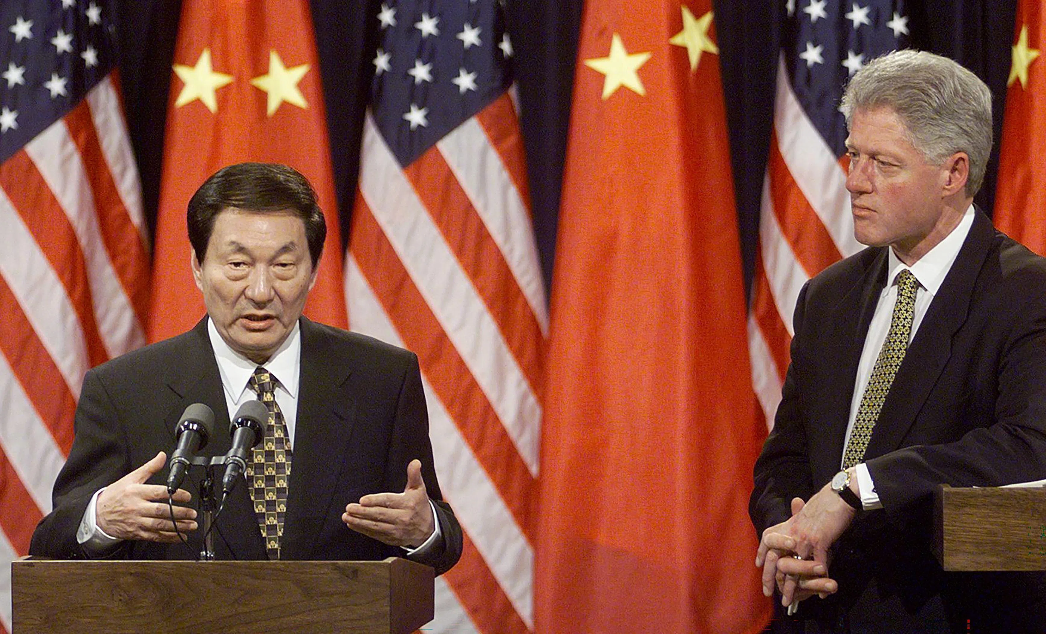 1999年4月8日，朱镕基（左）与时任美国总统克林顿在美国华盛顿旧行政办公楼举行长达90分钟的联合记者会。（法新社）