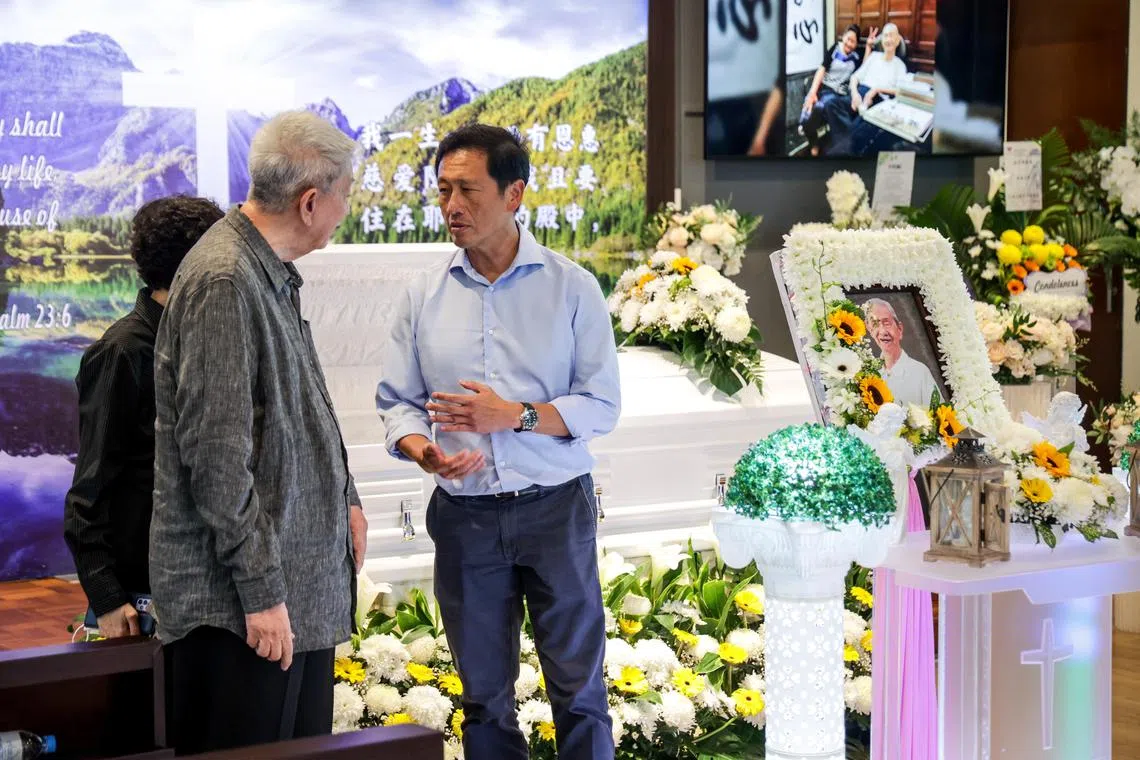 卫生部长王乙康（右一）星期三下午也到林子平治丧处吊唁。（叶振忠摄）
