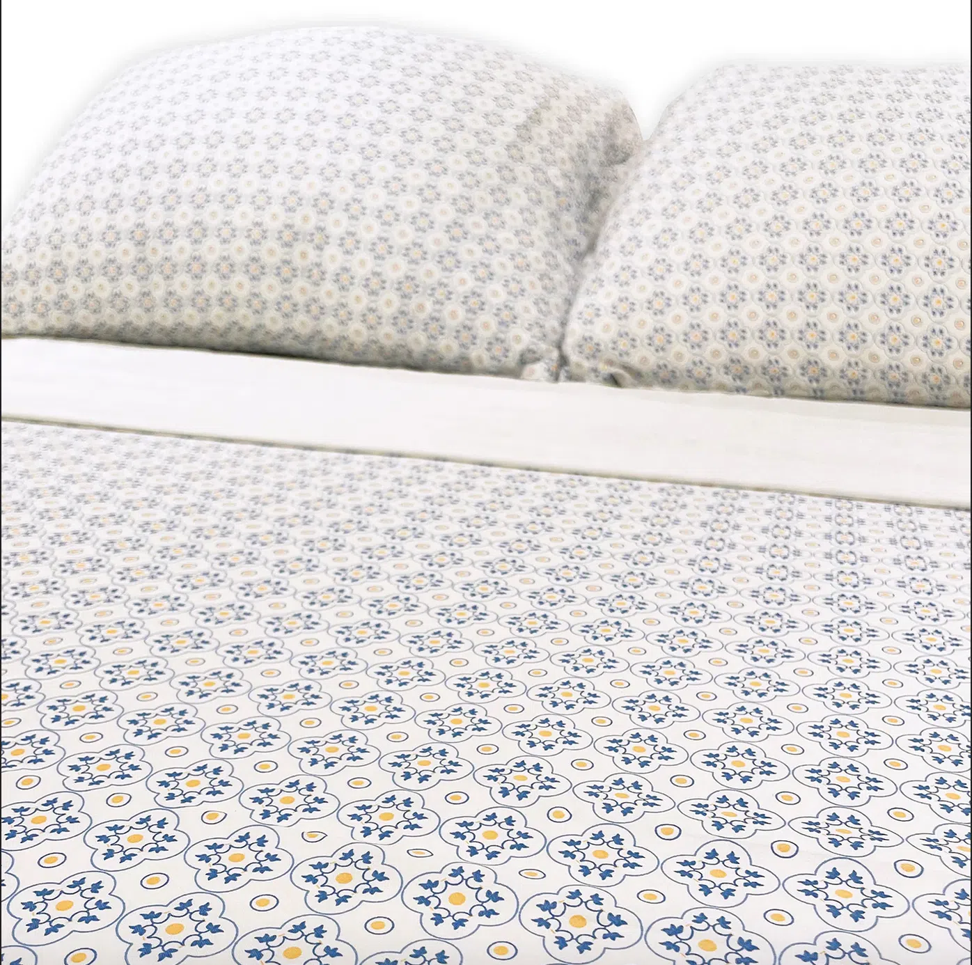 细看下，这些印花图原来是简化版土生华人花砖图案。（Onlewo提供）