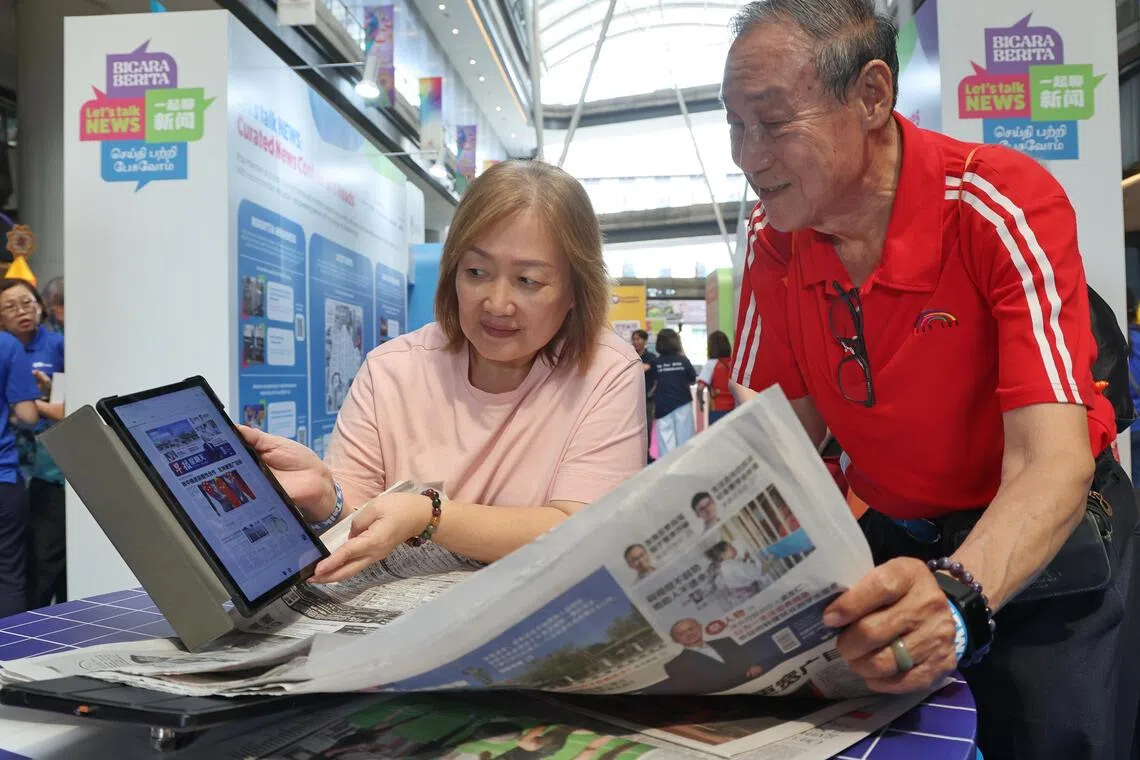 67岁的林树佛（左）和74岁的邓惠强时常到爱心服务中心的活跃乐龄中心参加活动，接下来都期待在中心免费阅读平面和电子版报章。（唐家鸿摄）