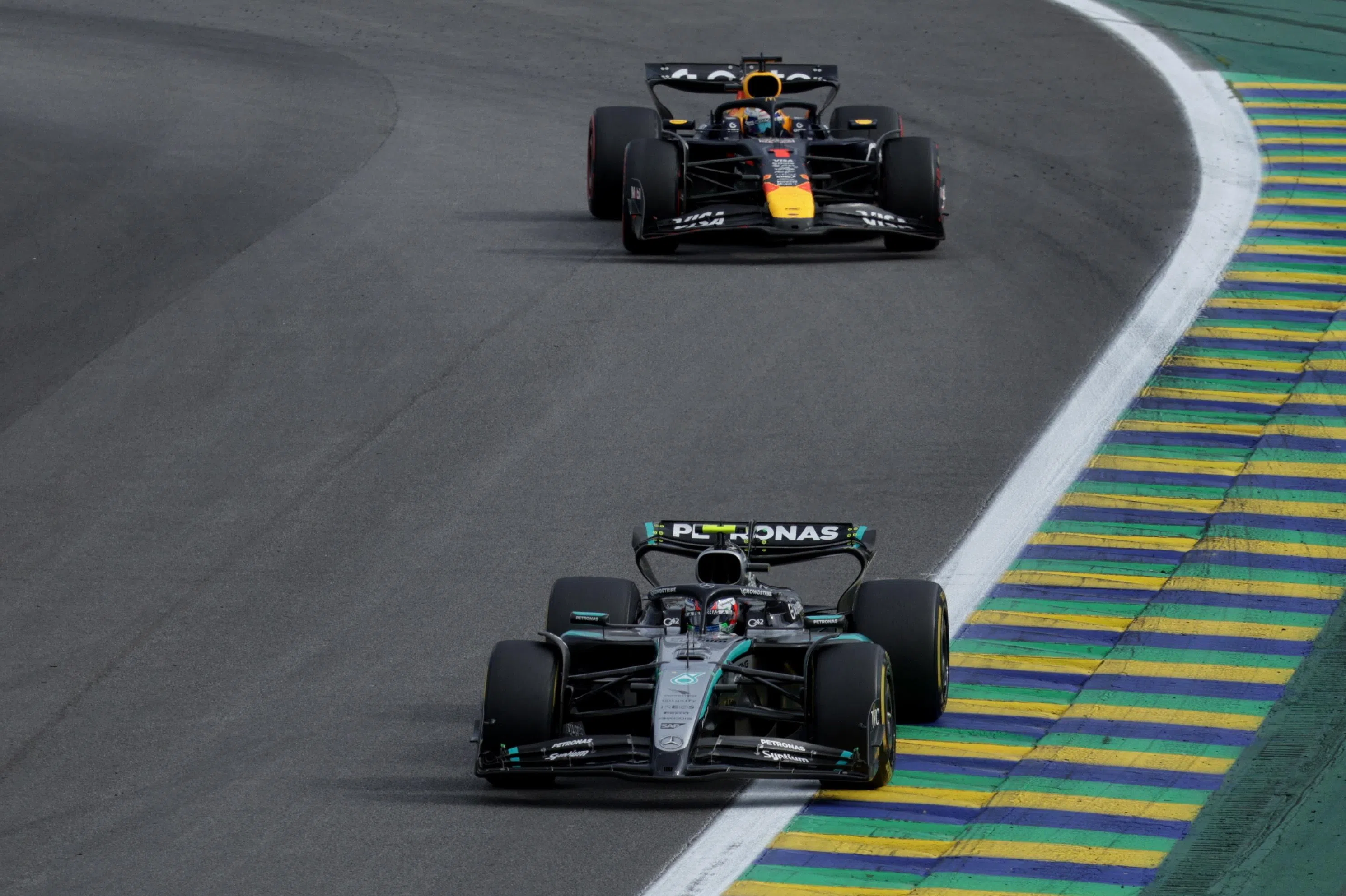 费斯塔彭（后）只落后排名第二的安东内利（前）0.362秒，差点就收获亚军。（路透社）