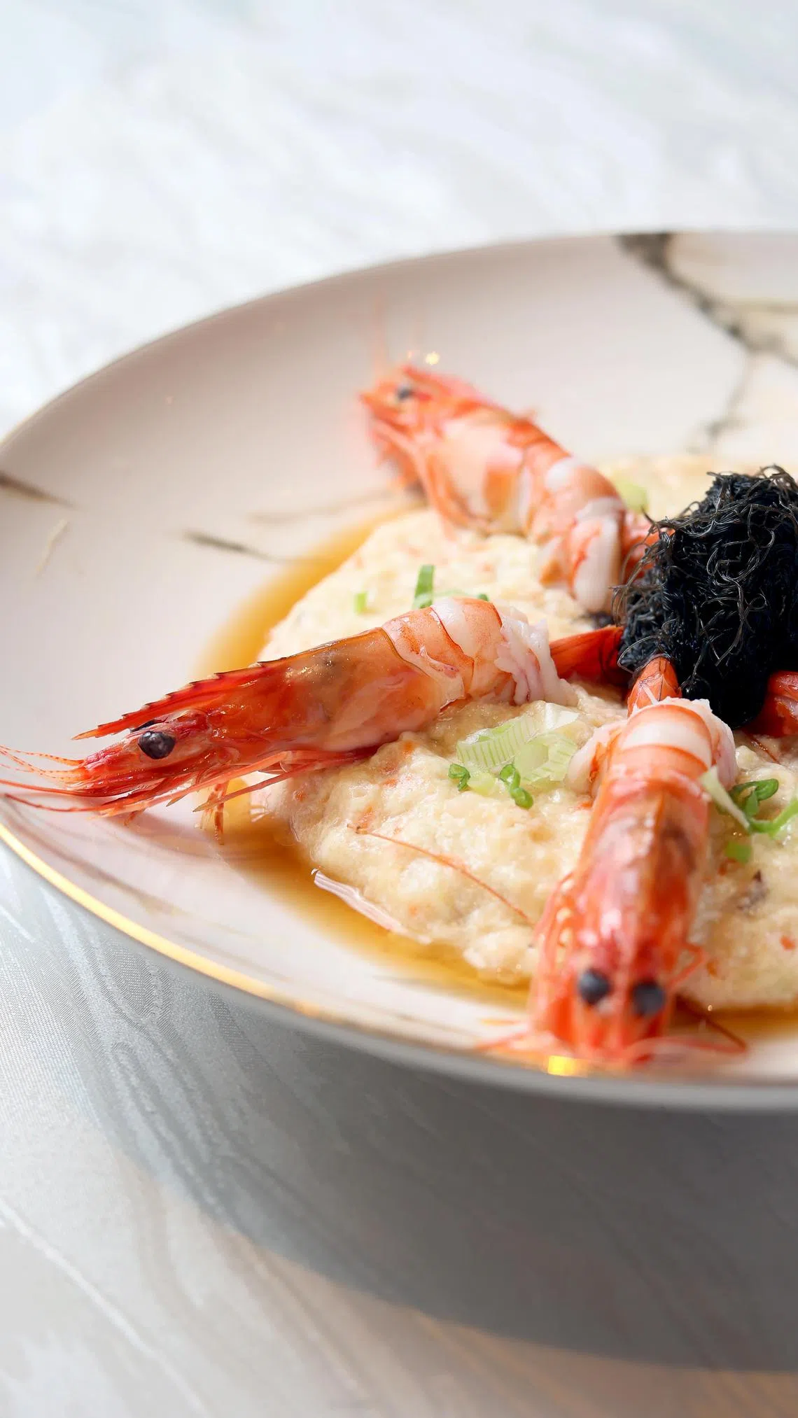 “发财老少平安凤尾蝦”是一道老少咸宜的家常菜。（龙国雄摄）