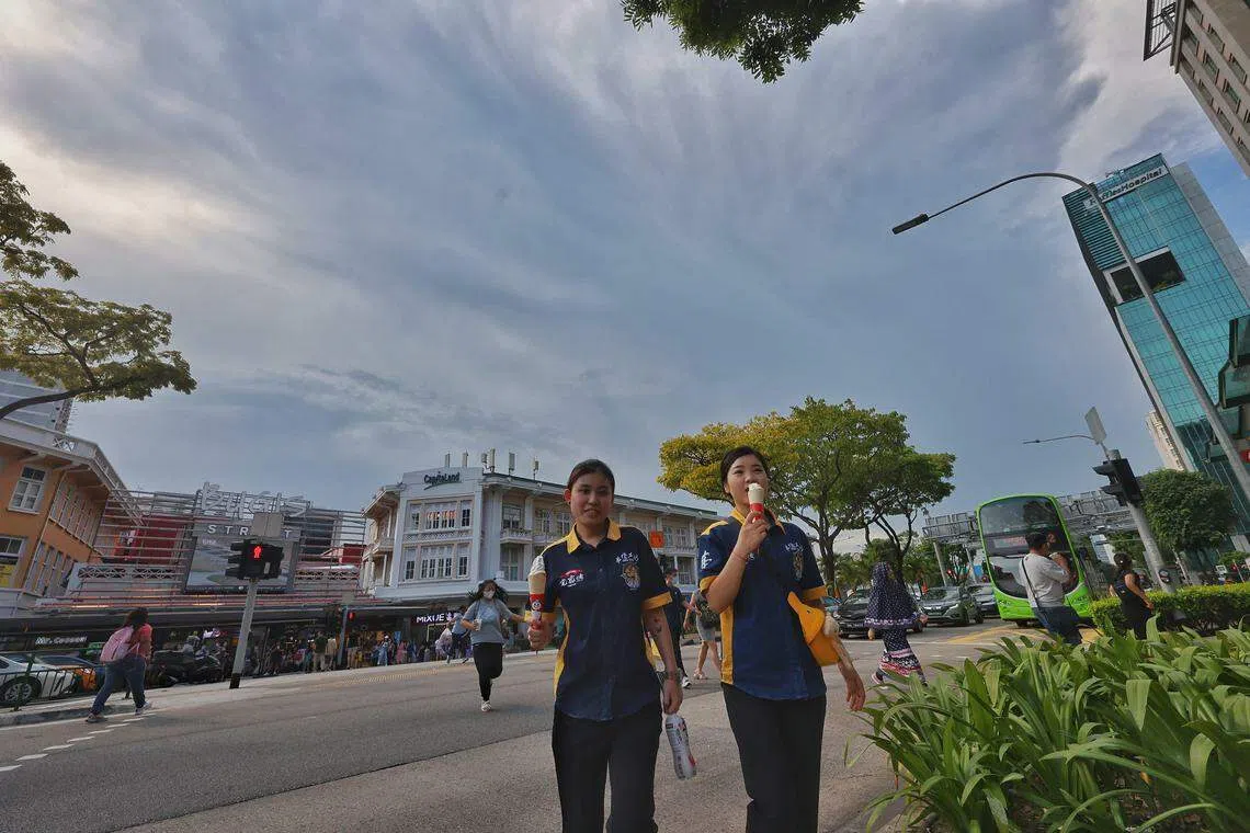 武吉士一带的天空在5月14日下午时分开始灰蒙蒙，有快下雨的迹象。（唐家鸿摄）