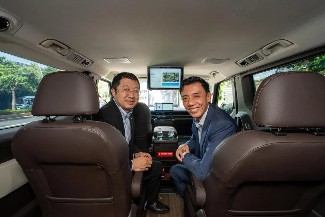 萧振祥（右）在广州国际生物岛与文远知行创始人兼首席执行官韩旭（左）乘坐多功能休旅车，一度以时速60公里在高速公路上行驶，游览广州风景。萧振祥在体验后说，全程感觉不出没有司机在驾驶。（交通部提供）