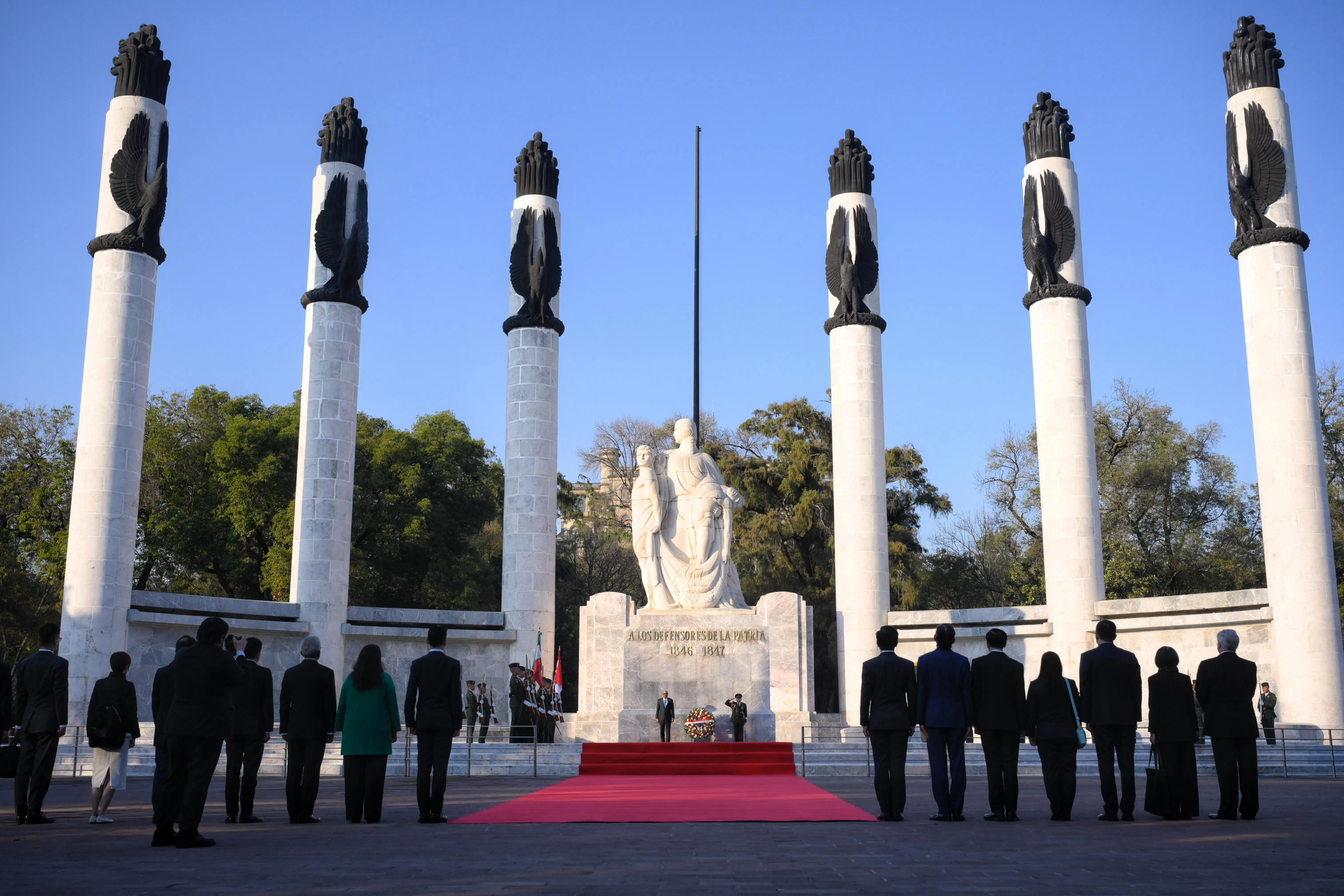 尚达曼总统（纪念碑前方左）12月1日上午到青年英雄纪念碑敬献花圈。这座大理石纪念碑用以纪念六名在1847年美墨战争查普尔特佩克之战中，为保卫查普尔特佩克城堡（Chapultepec Castle）而牺牲的年轻军校学员。（海峡时报）
