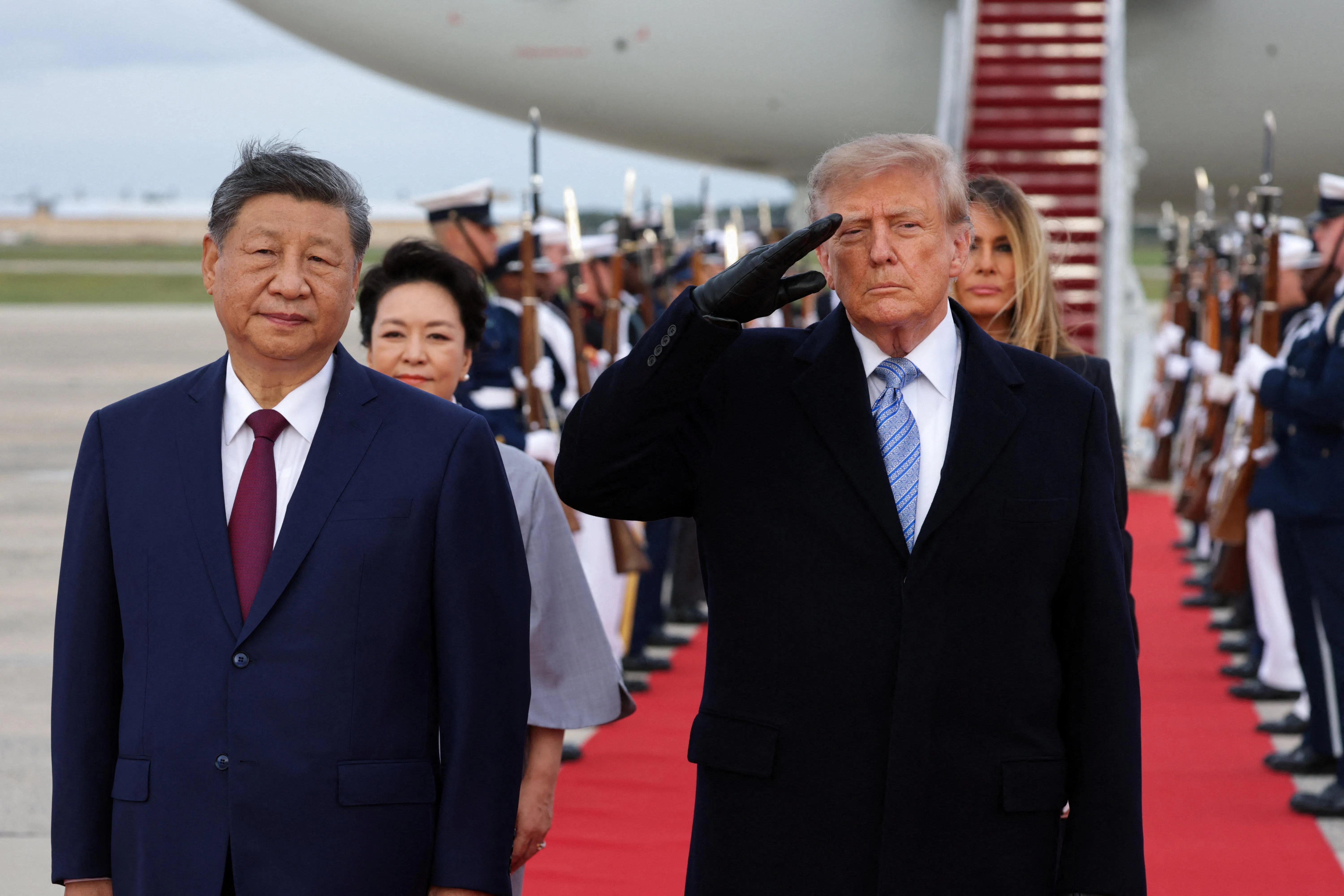 美国总统特朗普（右）当地时间9月23日在马里兰州安德鲁斯联合基地迎接到访的中国国家主席习近平，并在欢迎仪式上举手敬礼。两人的夫人彭丽媛和梅拉尼娅站在身后，仪仗队沿红毯两侧列队。（路透社）