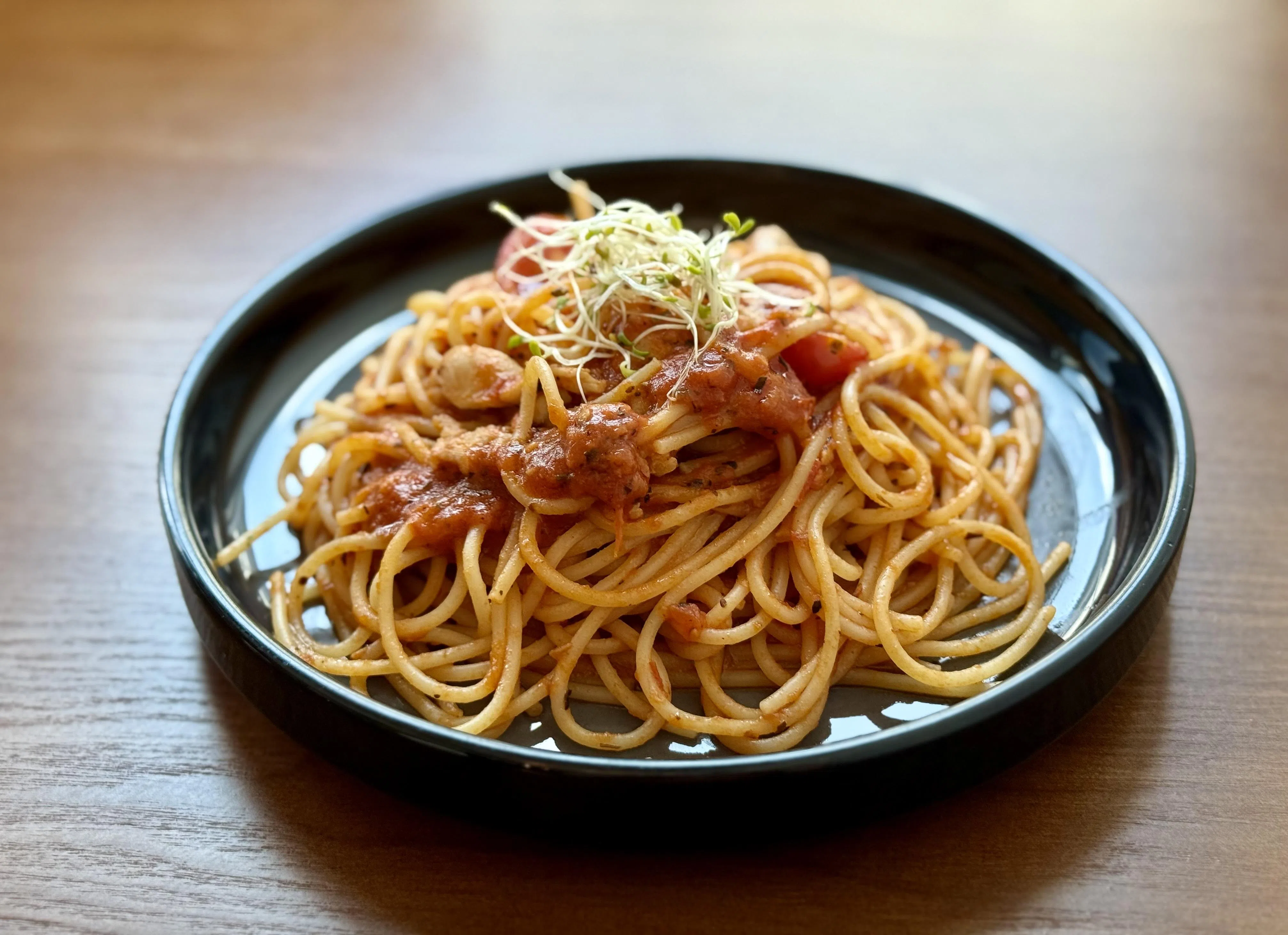 鸡肉番茄意面，酸甜适中的番茄酱包裹着软嫩鸡肉，简单却令人回味。（叶晓虹摄）