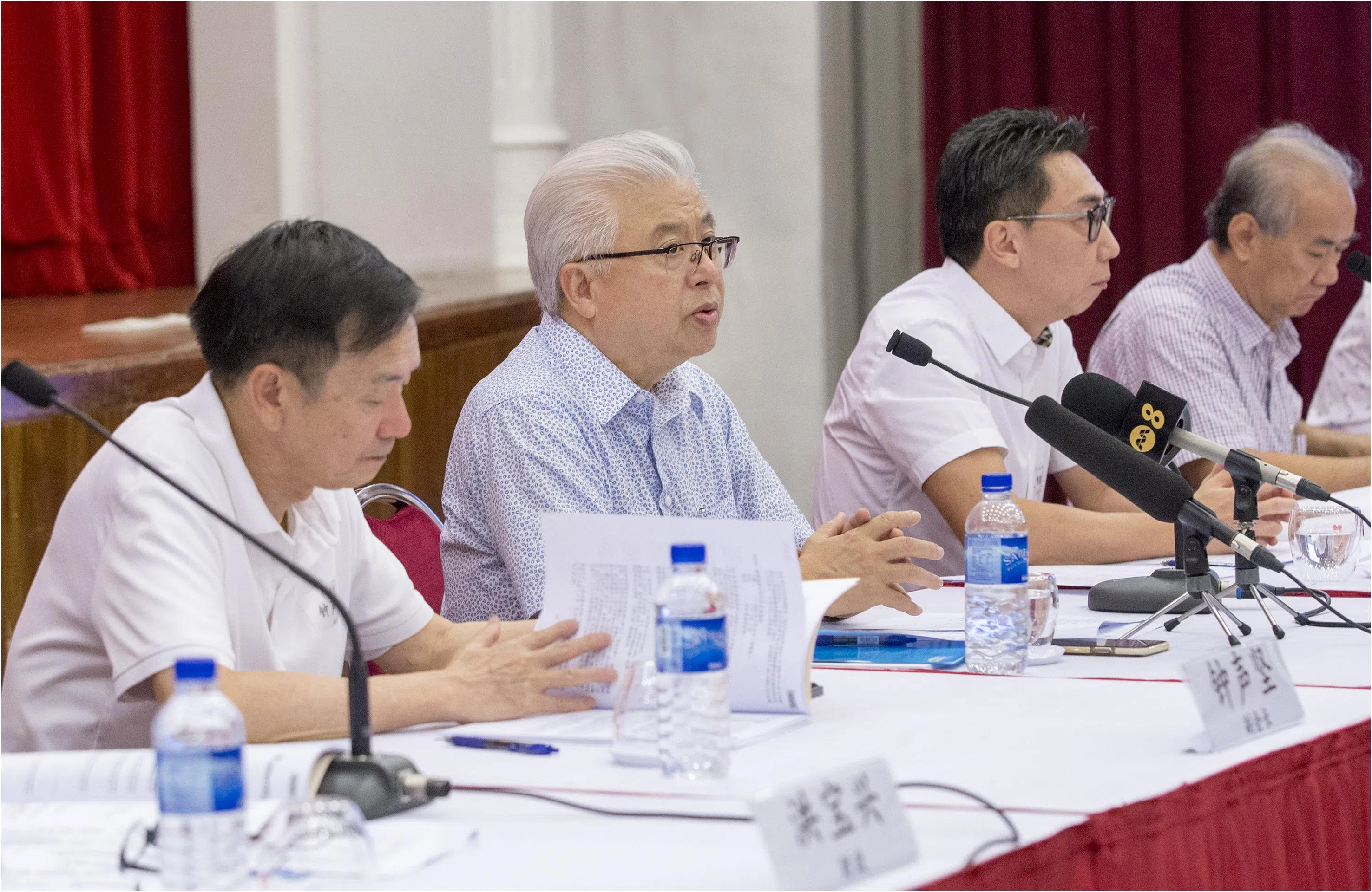 宗乡总会会长蔡其生（左二）在会员大会上敦促本地会馆在接受新会员或委任名誉会长时，务必严格把关。在他身旁的是副会长锺声坚（左一），秘书长吴绍均（左三）和副秘书长潘家海（右）。（宗乡总会提供）