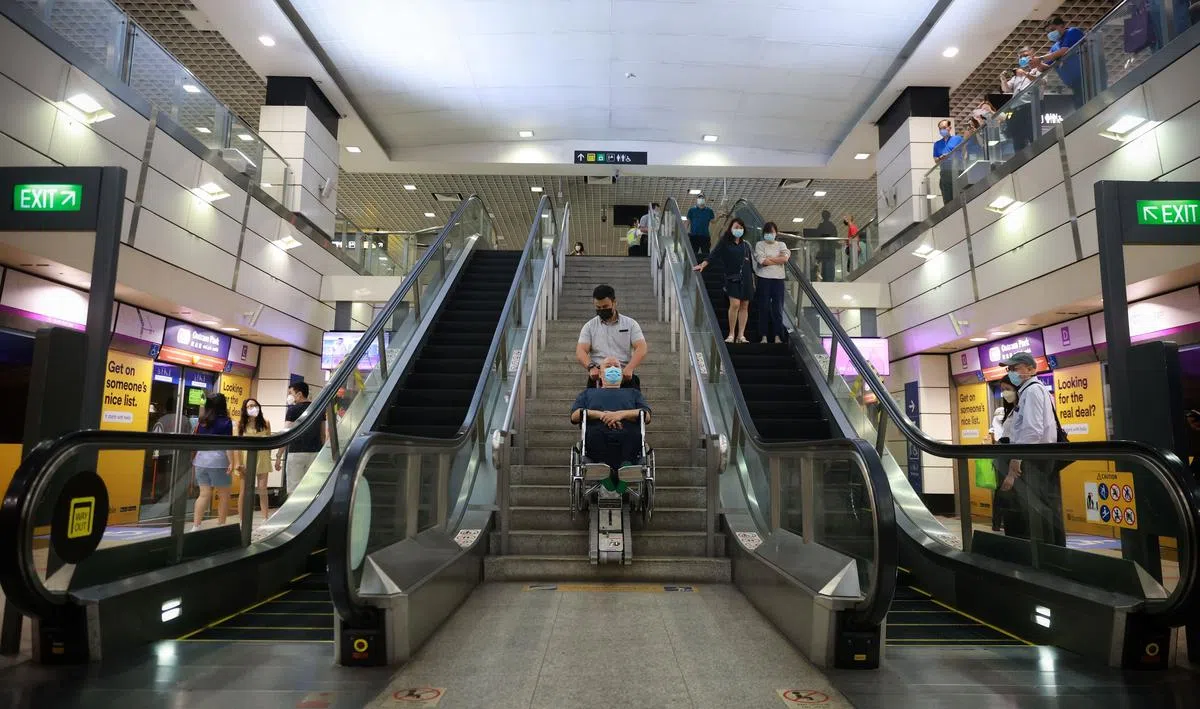 新捷运也于东北线欧南园站试点运行电动爬梯机（Stair Climber)。（海峡时报）