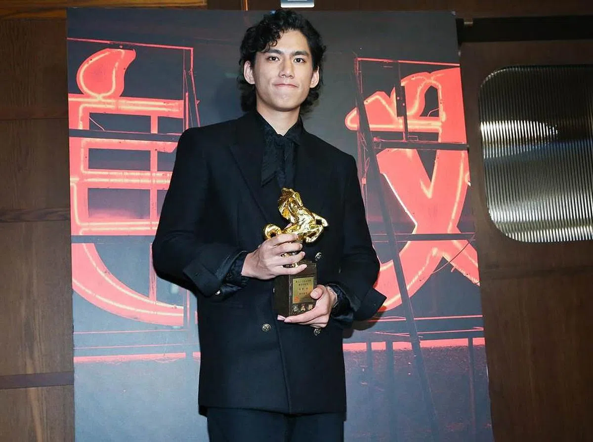 朱轩洋在22秒的致谢词中木无表情被批没有礼貌。（互联网） 