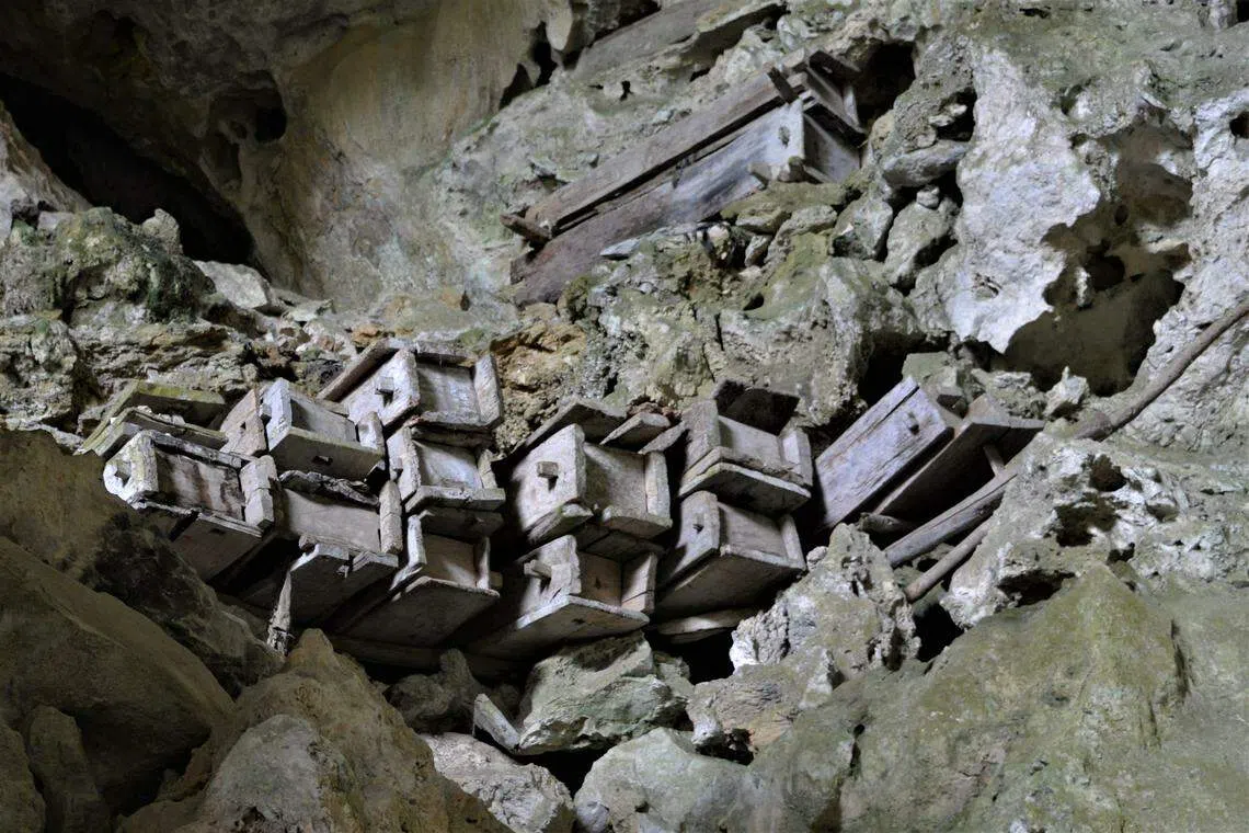 遥远历史层层叠叠的苗族悬棺。（作者提供）